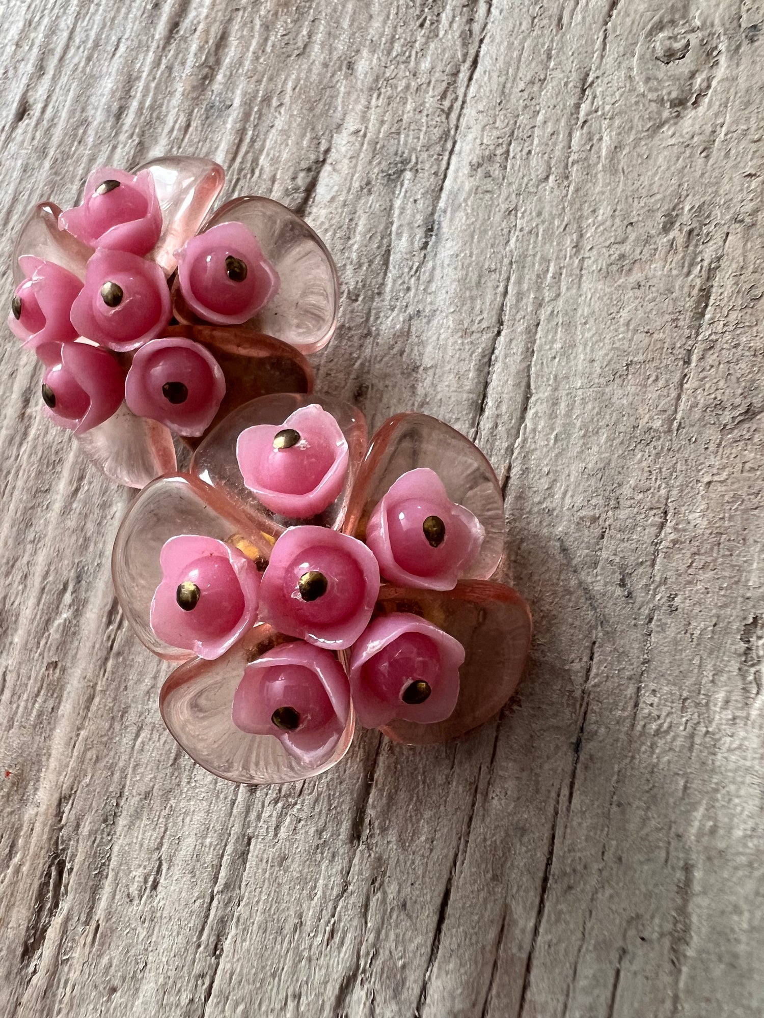 Roze vintage oorclips bloem