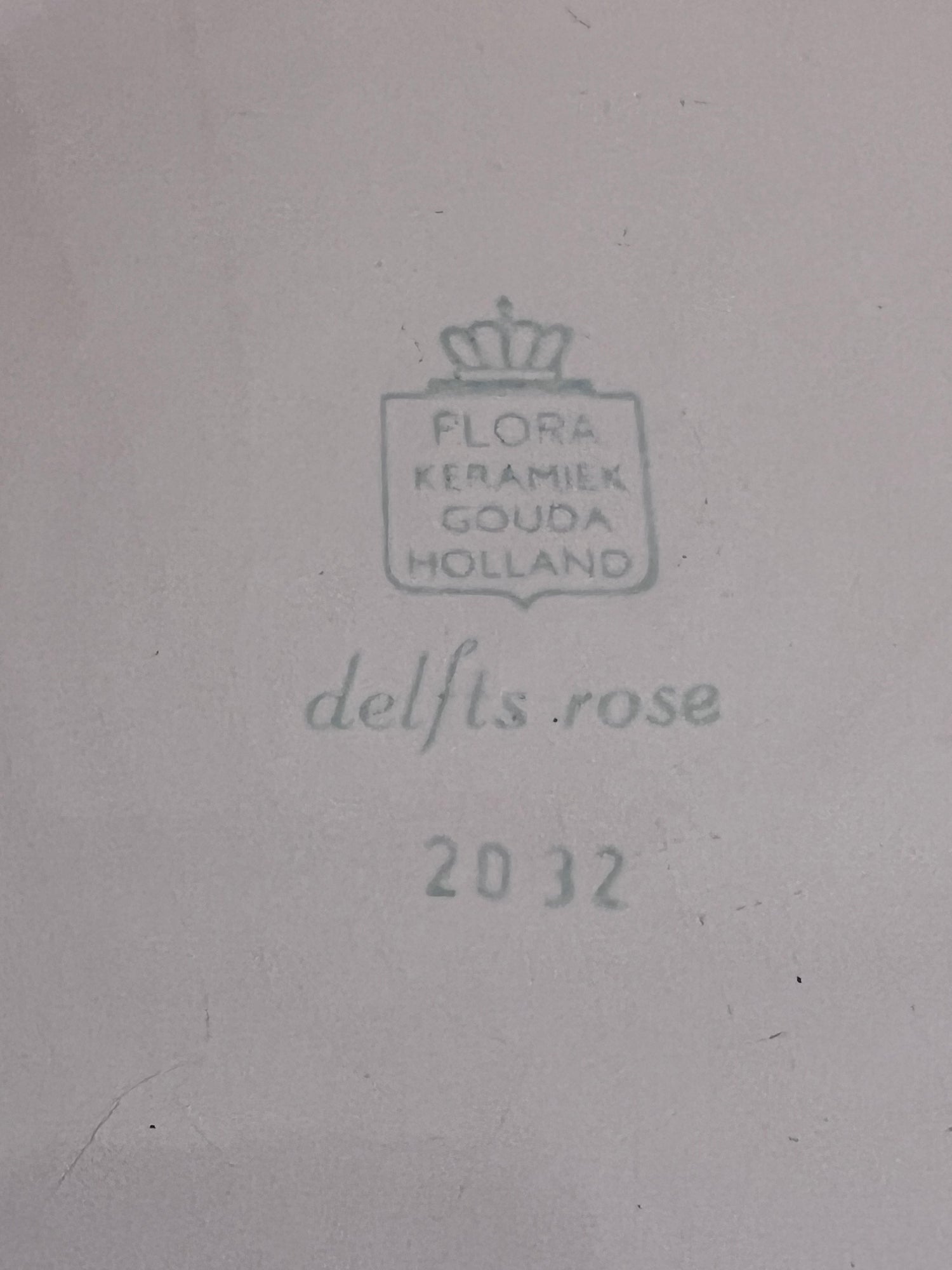 Delfts roze serveerbord, authentiek Delfts bord, vintage Delfts aardewerk, Nederlands aardewerk, Delfts blauw alternatief, traditioneel serveerbord, vintage servies, Delfts aardewerk kopen.

Flora keramiek gouda