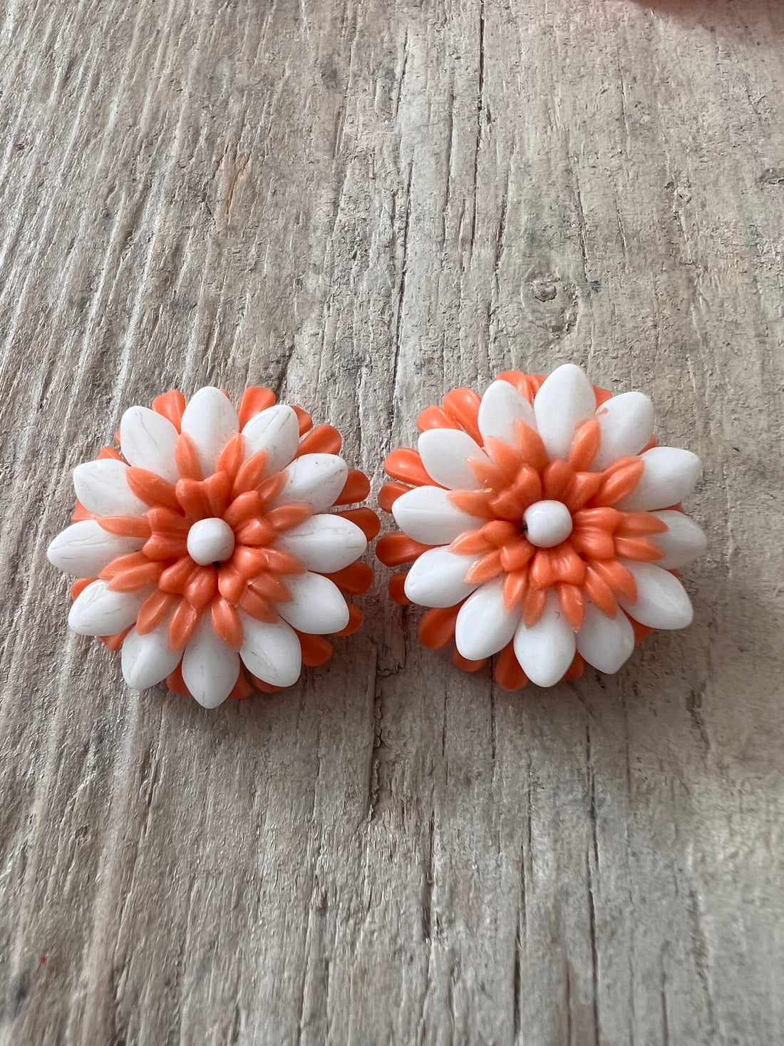Retro oorclips bloem oranje