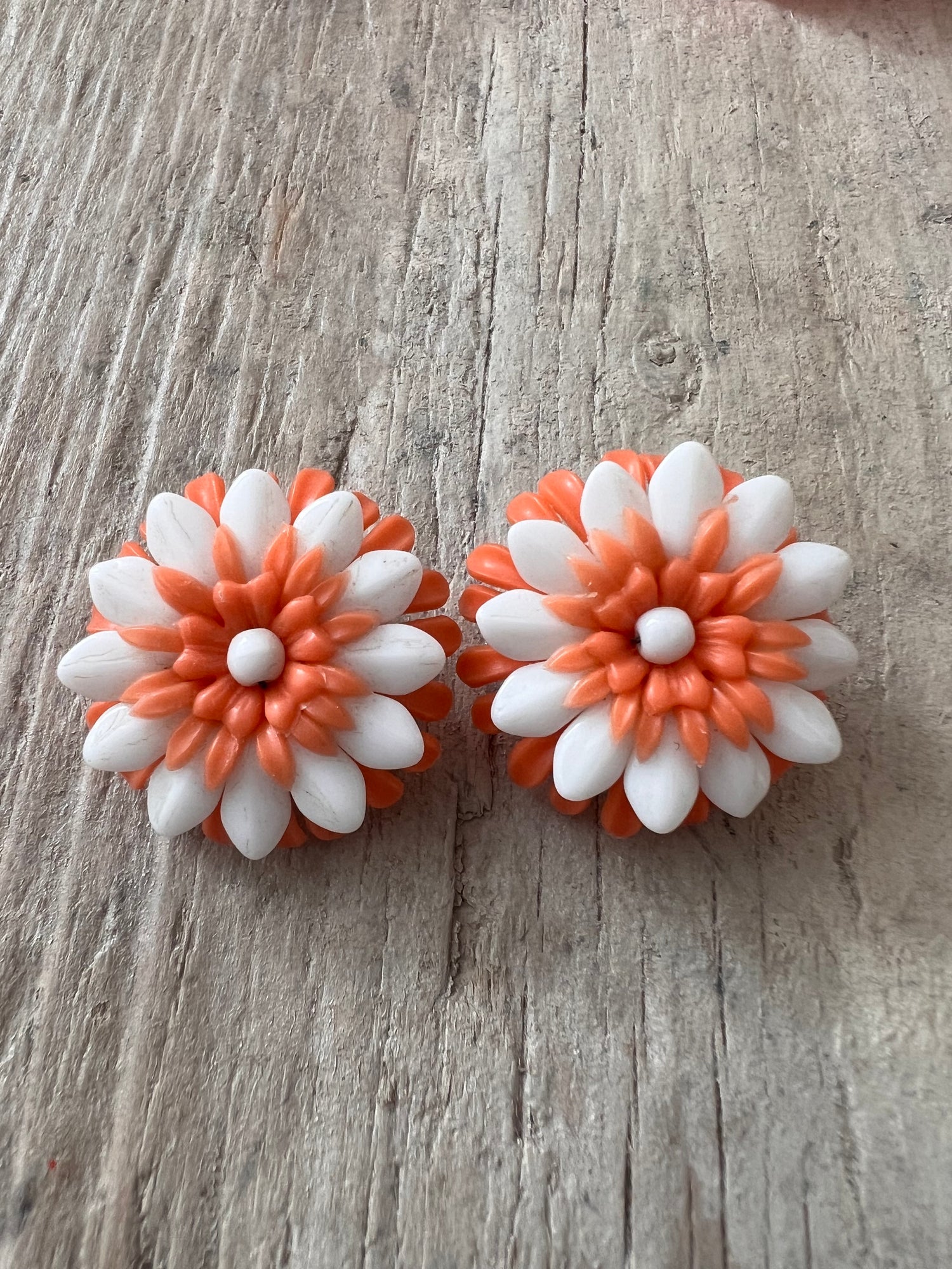 Retro ear clips flower orange