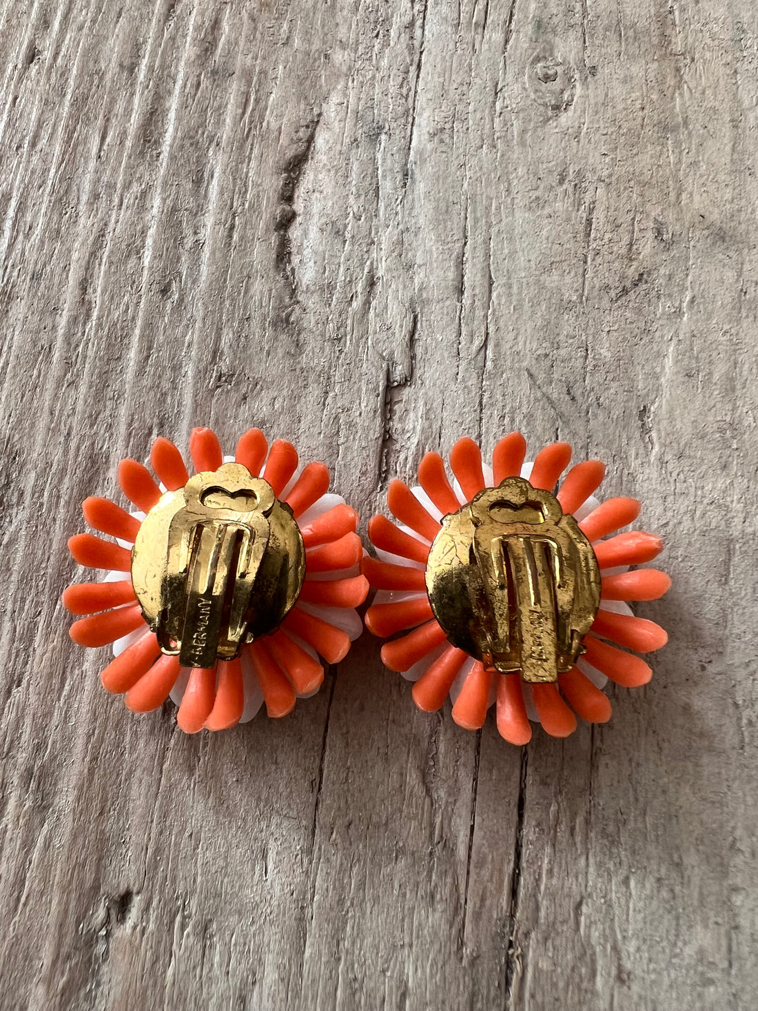 Retro ear clips flower orange