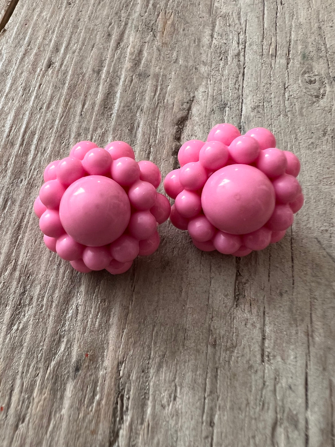 Retro floral earclips pink