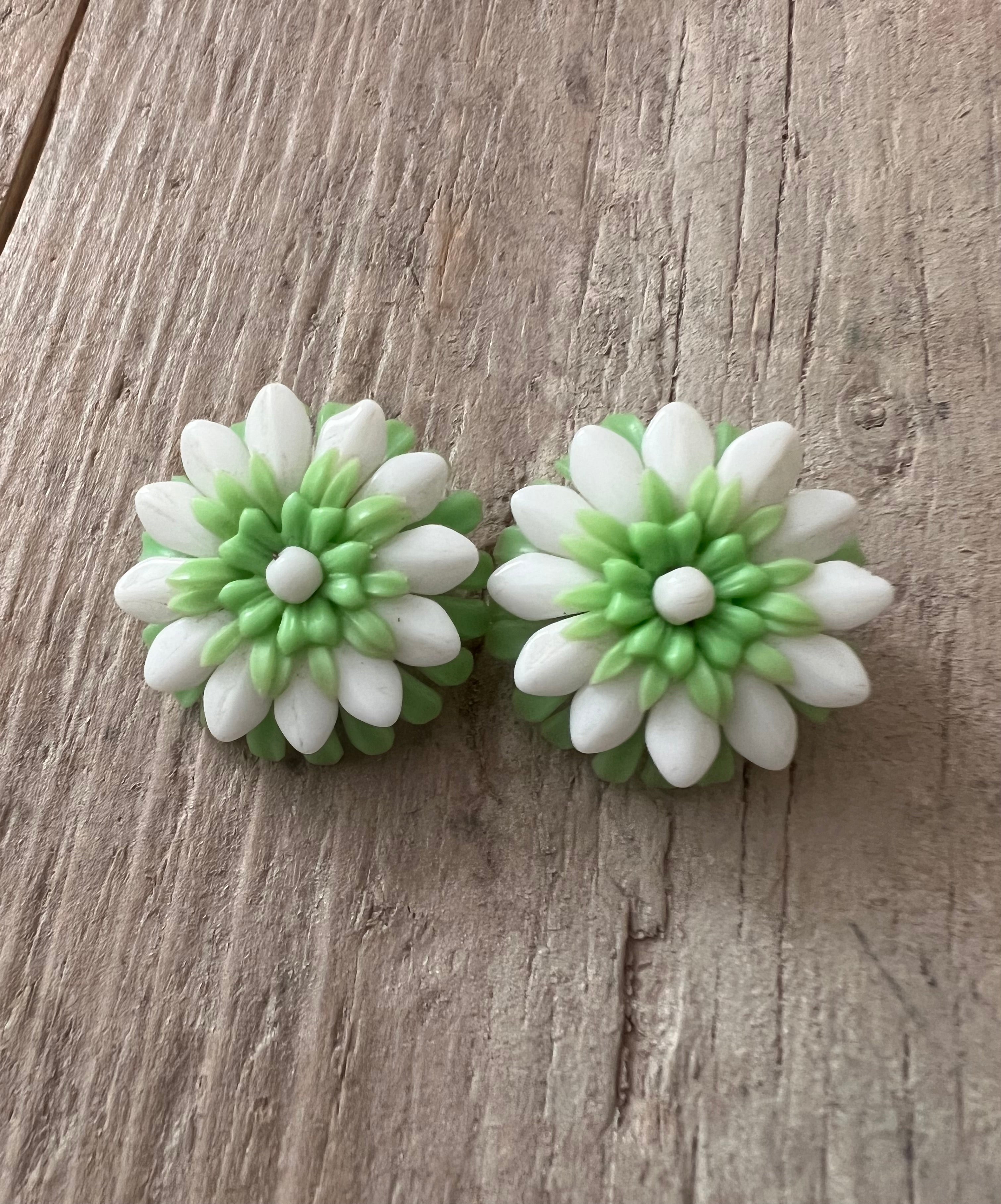 Retro ear clips flower green
