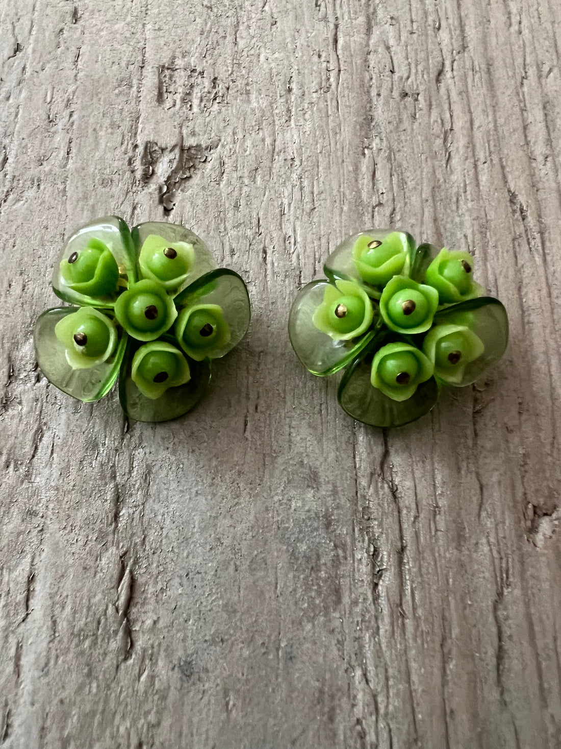 Groene vintage oorclips bloem