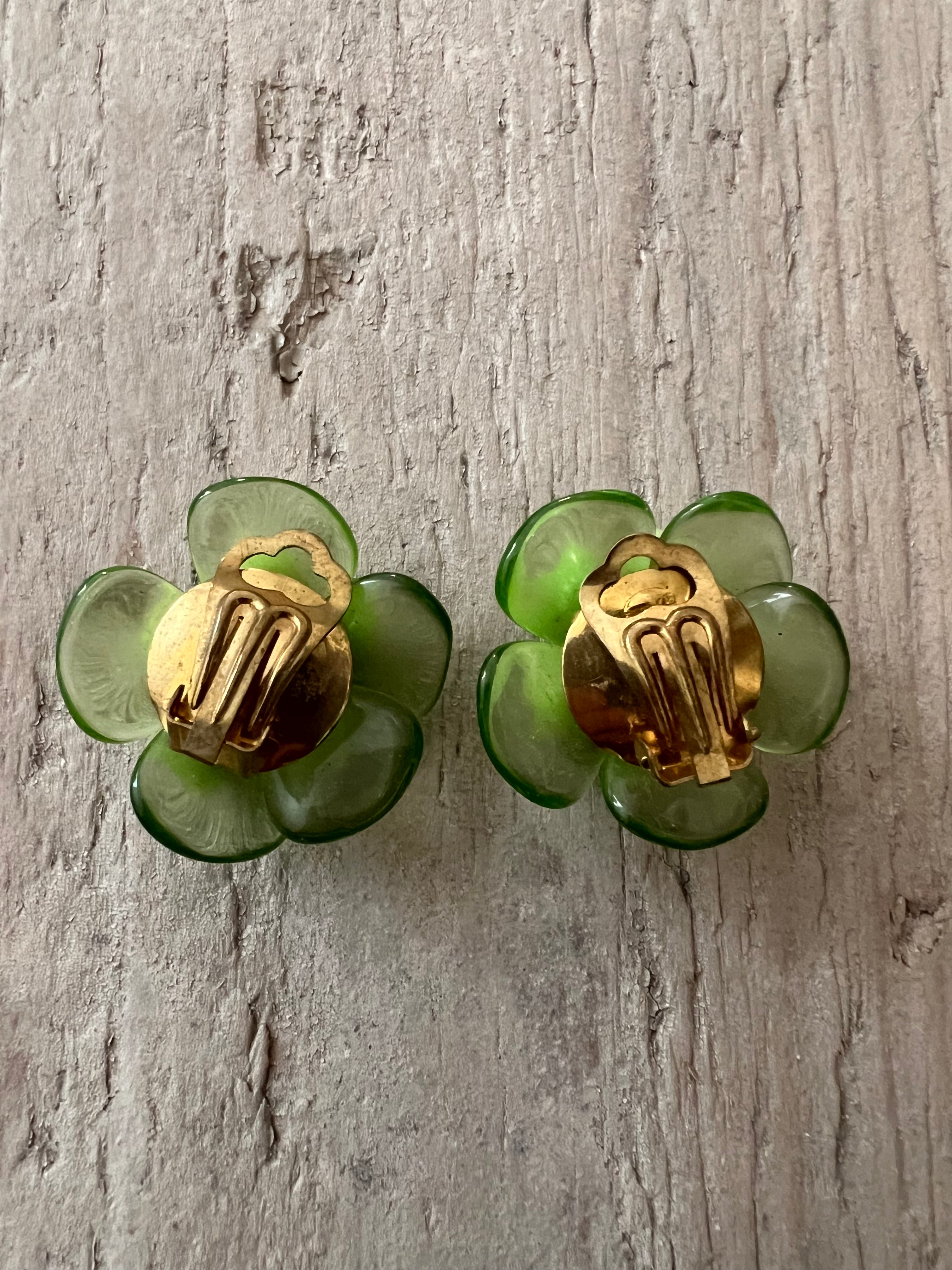 Groene vintage oorclips bloem