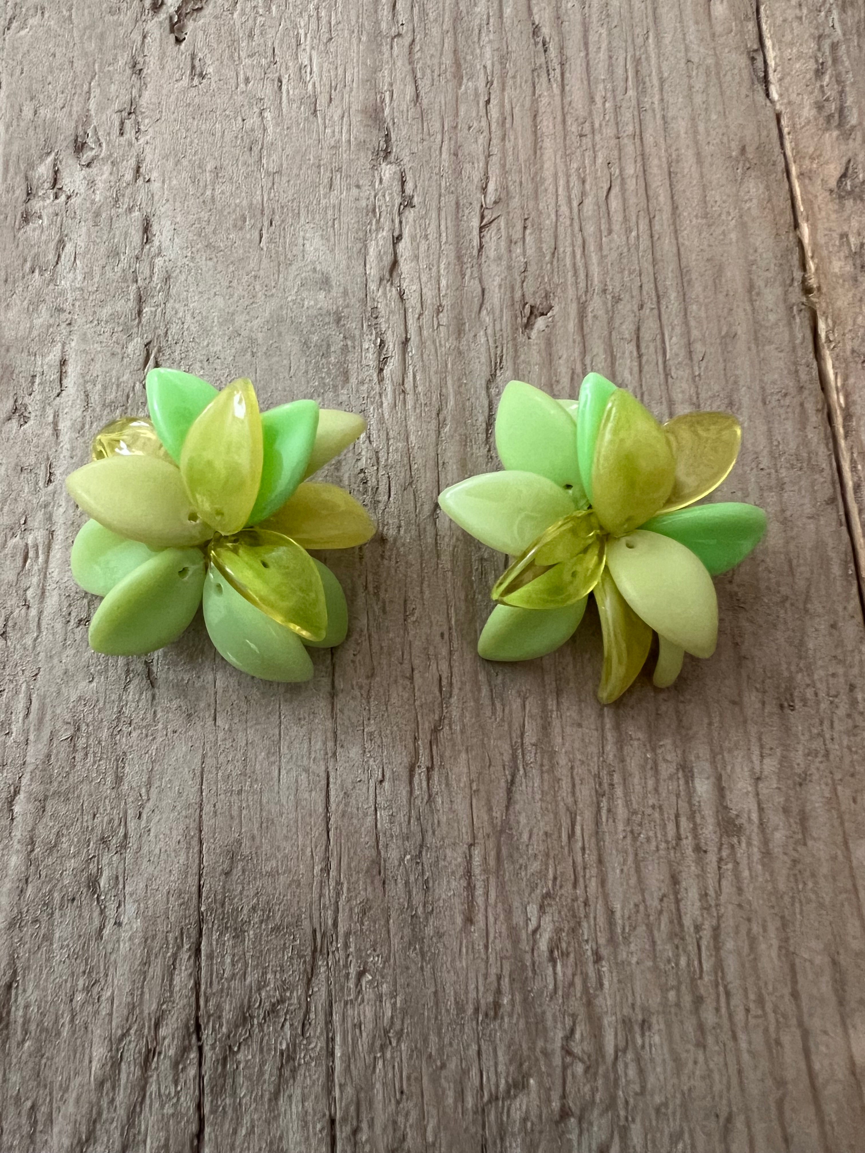 Green vintage flower earclips