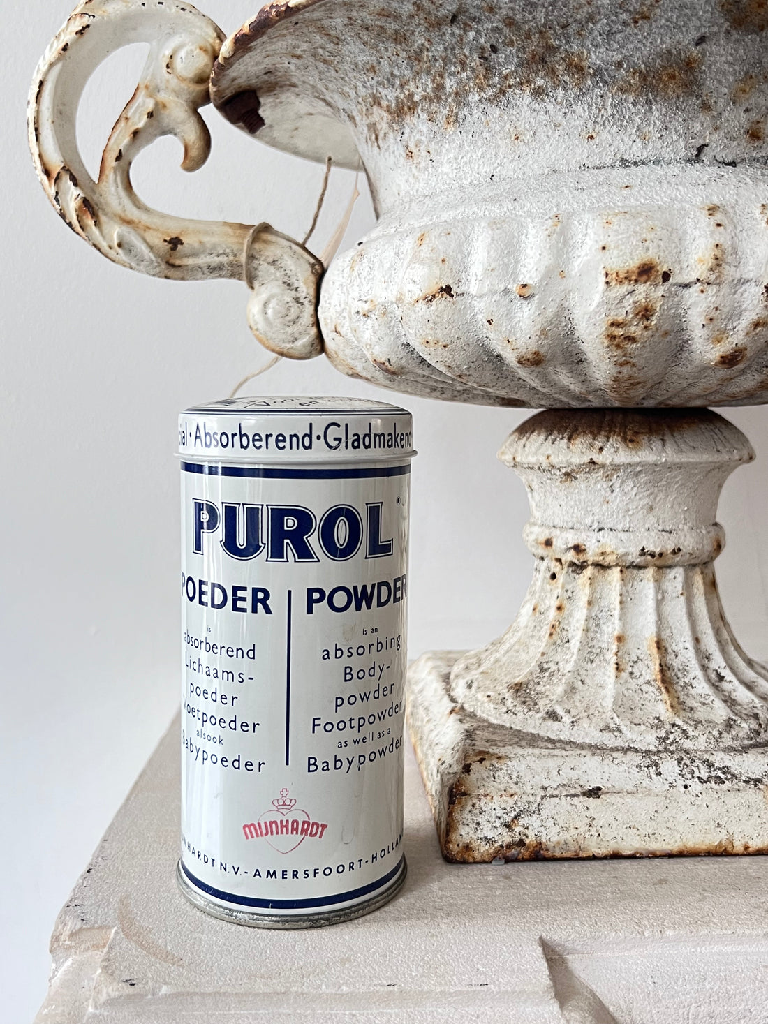 vintage Purol talkpoeder blikje, Purol blikje gevuld, retro talkpoeder blikje, vintage cosmetica blikje, oude Purol verpakking, vintage beauty verzamelen, nostalgisch talkpoeder blik, Purol talkpoeder collector item, vintage badkamerdecor, retro verzorgingsblikje.