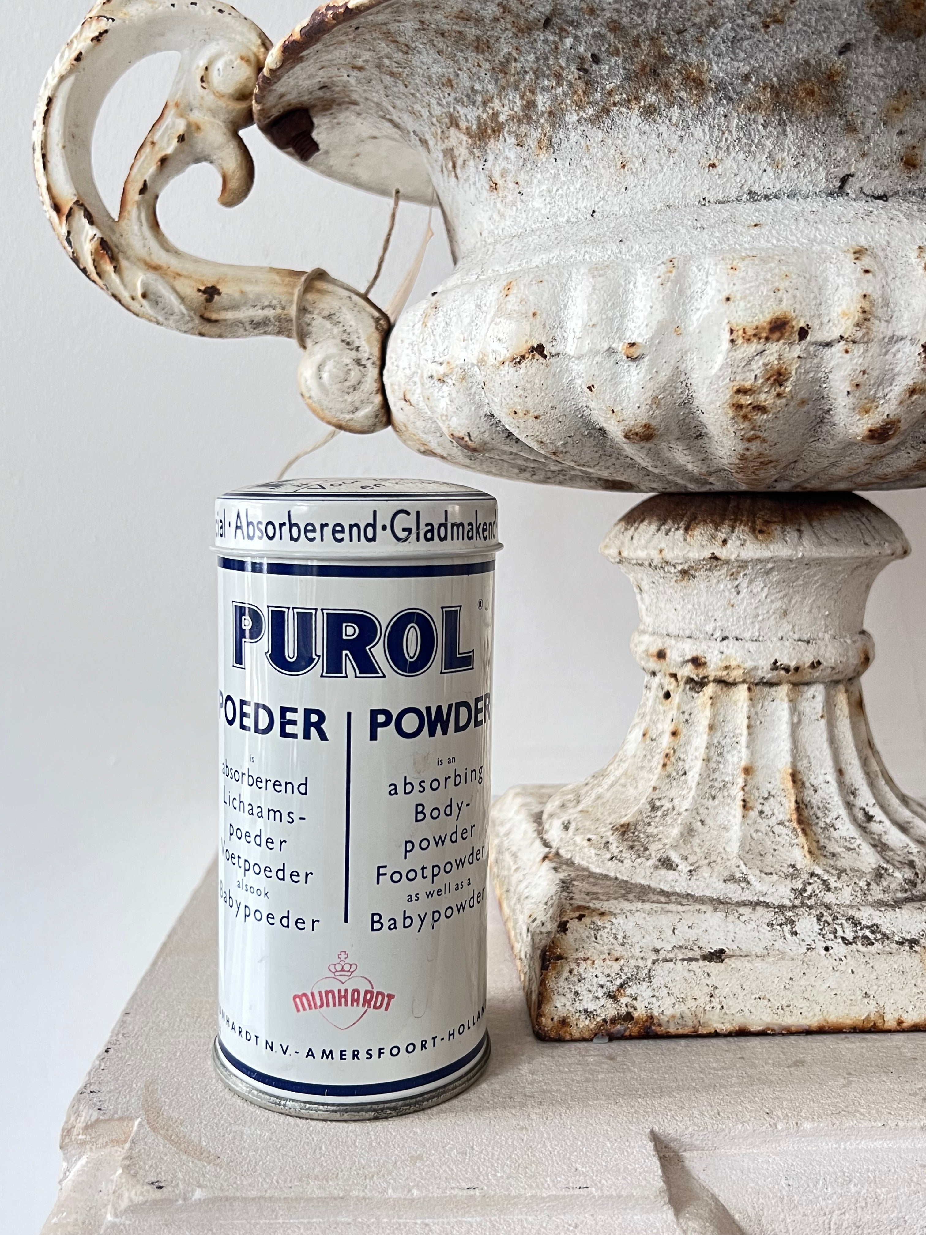 vintage Purol talkpoeder blikje, Purol blikje gevuld, retro talkpoeder blikje, vintage cosmetica blikje, oude Purol verpakking, vintage beauty verzamelen, nostalgisch talkpoeder blik, Purol talkpoeder collector item, vintage badkamerdecor, retro verzorgingsblikje.