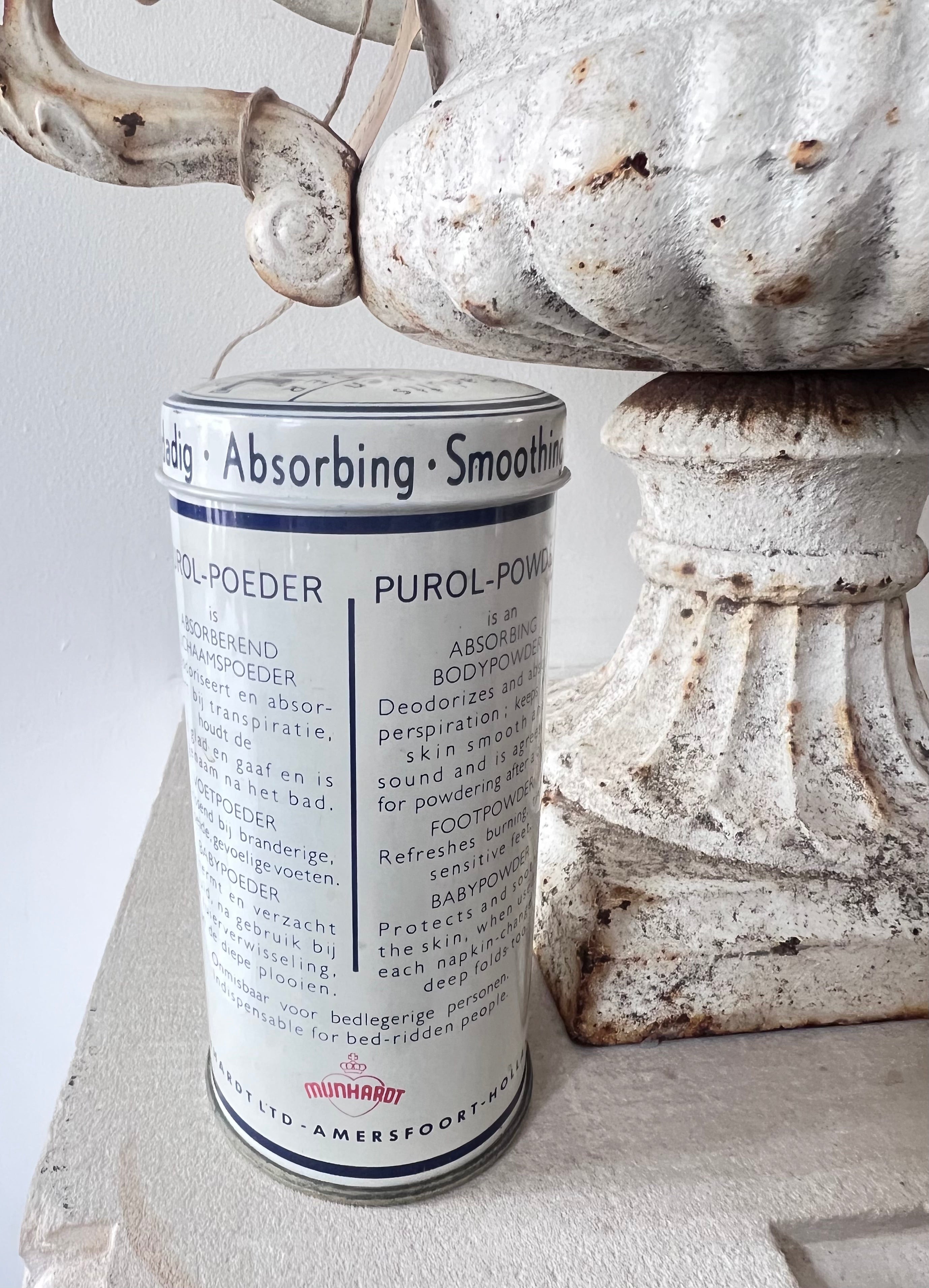 vintage Purol talkpoeder blikje, Purol blikje gevuld, retro talkpoeder blikje, vintage cosmetica blikje, oude Purol verpakking, vintage beauty verzamelen, nostalgisch talkpoeder blik, Purol talkpoeder collector item, vintage badkamerdecor, retro verzorgingsblikje.