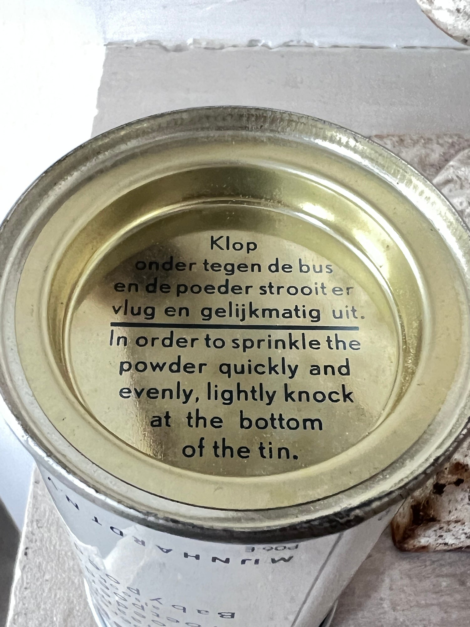 vintage Purol talkpoeder blikje, Purol blikje gevuld, retro talkpoeder blikje, vintage cosmetica blikje, oude Purol verpakking, vintage beauty verzamelen, nostalgisch talkpoeder blik, Purol talkpoeder collector item, vintage badkamerdecor, retro verzorgingsblikje.