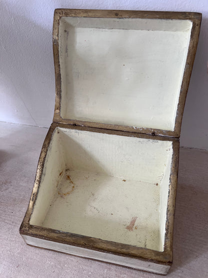 
Florentijns opbergdoosje, jaren 50 vintage opbergdoosje, vintage opbergdoosje, stijlvol vintage doosje, Florentijns design, vintage box jaren 50, authentiek vintage doosje, decoratief opbergdoosje, uniek vintage accessoire, vintage winkel vondst