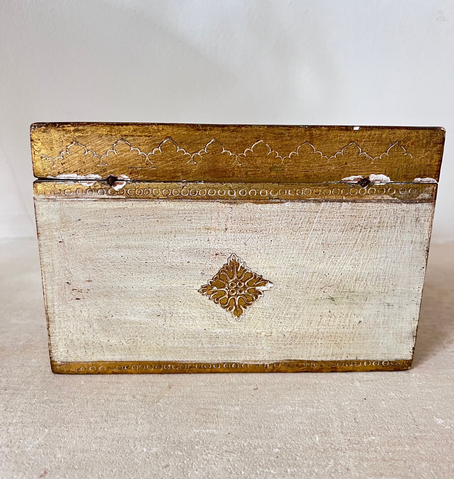 
Florentijns opbergdoosje, jaren 50 vintage opbergdoosje, vintage opbergdoosje, stijlvol vintage doosje, Florentijns design, vintage box jaren 50, authentiek vintage doosje, decoratief opbergdoosje, uniek vintage accessoire, vintage winkel vondst