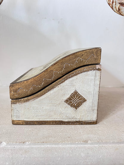 
Florentijns opbergdoosje, jaren 50 vintage opbergdoosje, vintage opbergdoosje, stijlvol vintage doosje, Florentijns design, vintage box jaren 50, authentiek vintage doosje, decoratief opbergdoosje, uniek vintage accessoire, vintage winkel vondst