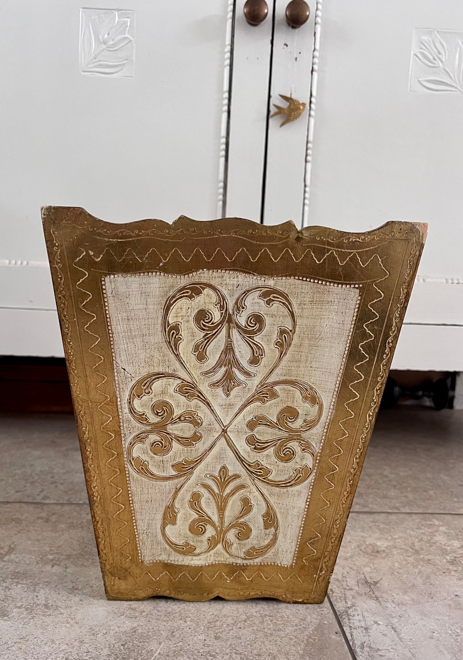 Florentijnse prullenbak, goud/beige prullenbak, jaren 50 prullenbak, vintage prullenbak, retro afvalbak, vintage afvalbak, stijlvolle prullenbak, retro interieuraccessoires, afvalbak voor woonkamer, decoratieve prullenbak.