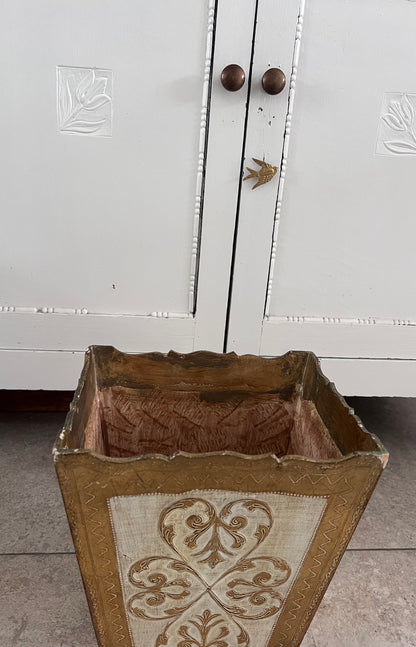 Florentijnse prullenbak, goud/beige prullenbak, jaren 50 prullenbak, vintage prullenbak, retro afvalbak, vintage afvalbak, stijlvolle prullenbak, retro interieuraccessoires, afvalbak voor woonkamer, decoratieve prullenbak.