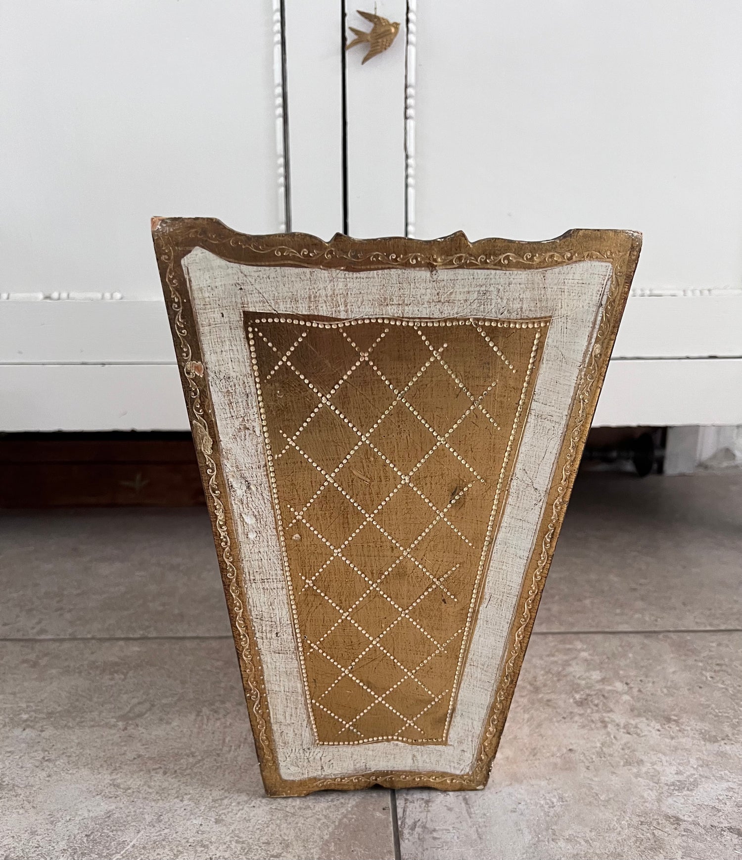 Florentijnse prullenbak, goud/beige prullenbak, jaren 50 prullenbak, vintage prullenbak, retro afvalbak, vintage afvalbak, stijlvolle prullenbak, retro interieuraccessoires, afvalbak voor woonkamer, decoratieve prullenbak.