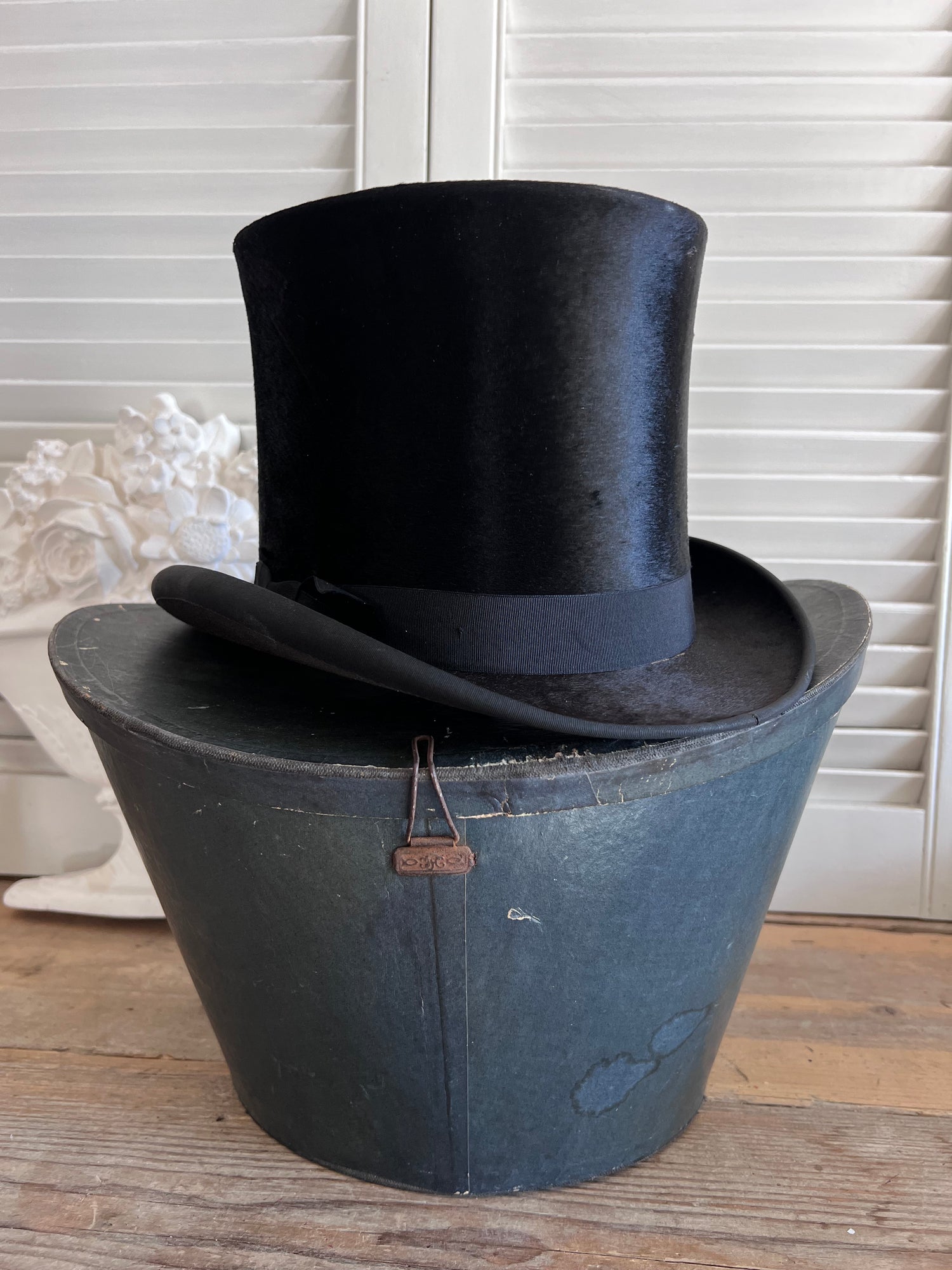 antieke hoge hoed, vintage hoge hoed, klassieke hoge hoed, hoge hoed in bewaardoos, antieke hoeden kopen, retro hoge hoeden, historisch hoofddeksel, bewaardoos hoge hoed, decoratieve vintage hoed
