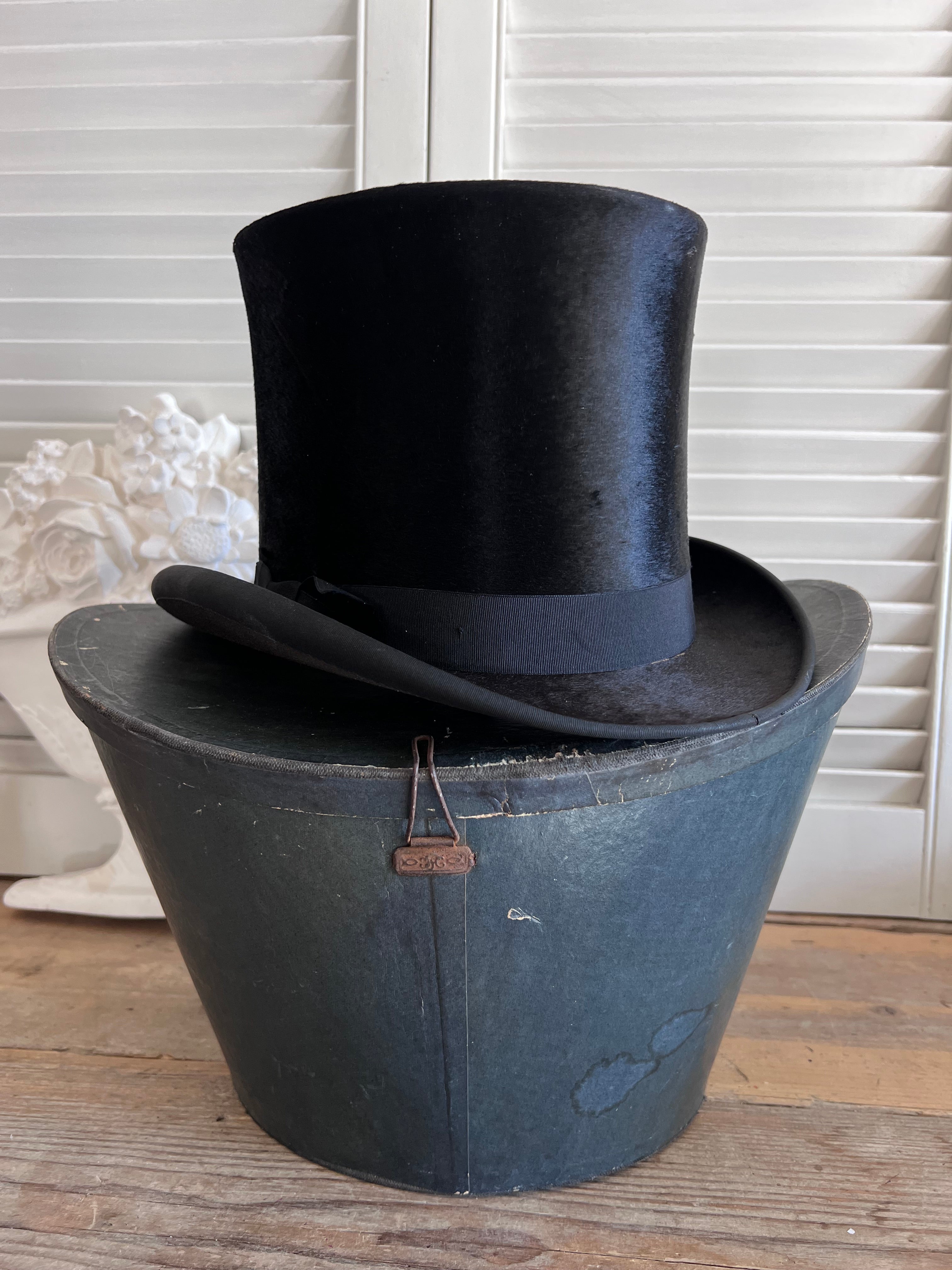 antieke hoge hoed, vintage hoge hoed, klassieke hoge hoed, hoge hoed in bewaardoos, antieke hoeden kopen, retro hoge hoeden, historisch hoofddeksel, bewaardoos hoge hoed, decoratieve vintage hoed
