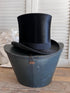 antieke hoge hoed, vintage hoge hoed, klassieke hoge hoed, hoge hoed in bewaardoos, antieke hoeden kopen, retro hoge hoeden, historisch hoofddeksel, bewaardoos hoge hoed, decoratieve vintage hoed
