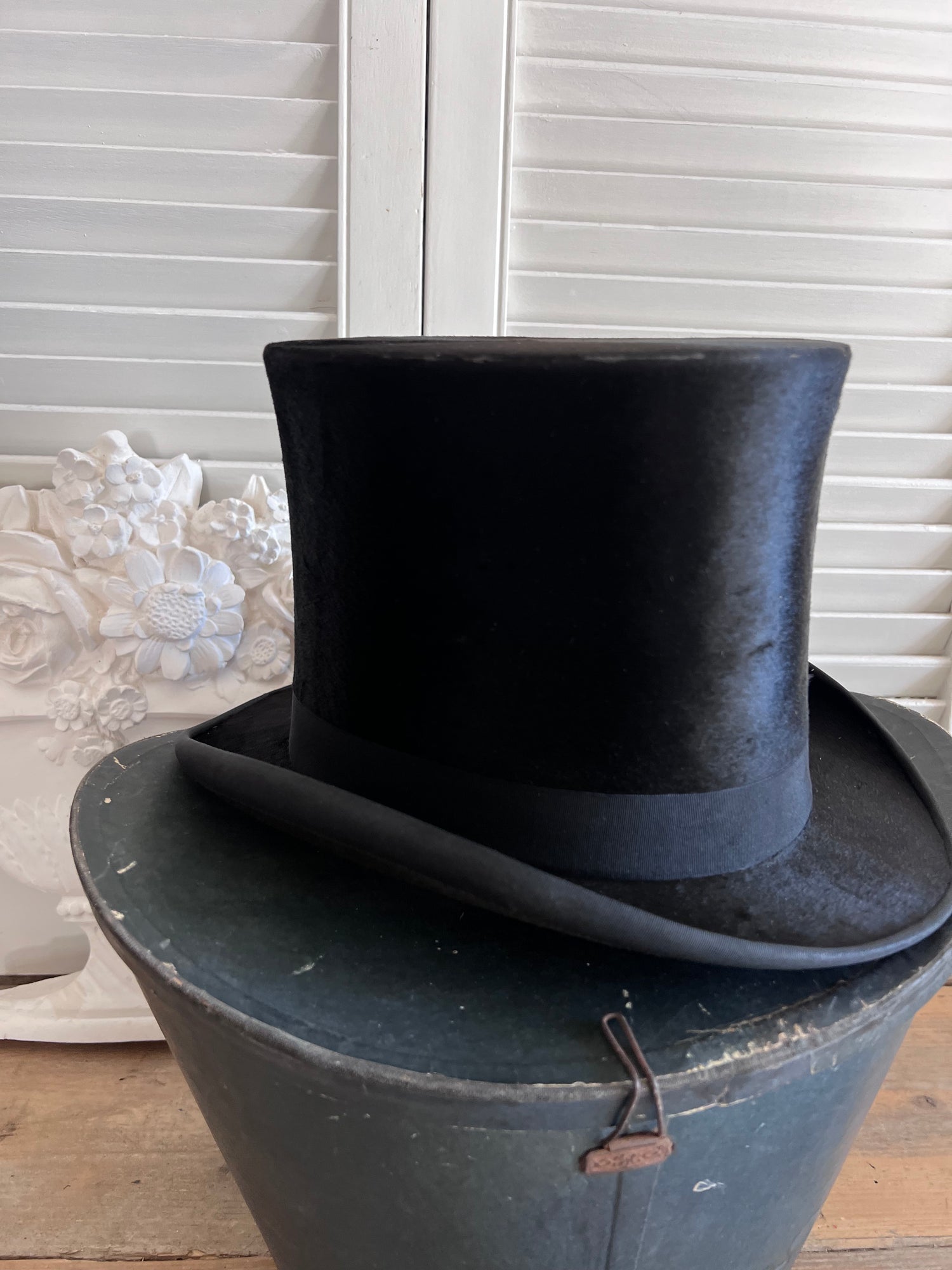 antieke hoge hoed, vintage hoge hoed, klassieke hoge hoed, hoge hoed in bewaardoos, antieke hoeden kopen, retro hoge hoeden, historisch hoofddeksel, bewaardoos hoge hoed, decoratieve vintage hoed
