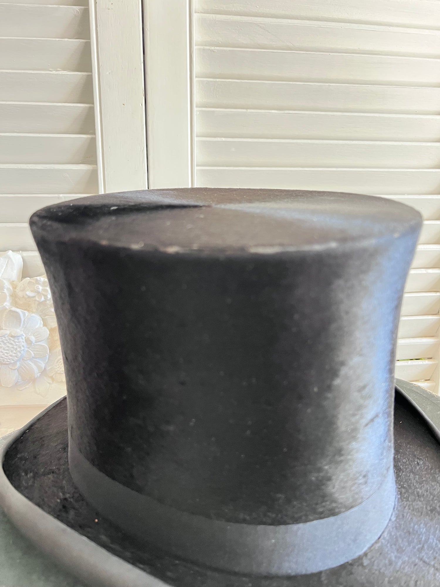 antieke hoge hoed, vintage hoge hoed, klassieke hoge hoed, hoge hoed in bewaardoos, antieke hoeden kopen, retro hoge hoeden, historisch hoofddeksel, bewaardoos hoge hoed, decoratieve vintage hoed
