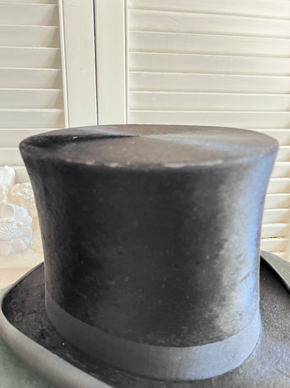 antieke hoge hoed, vintage hoge hoed, klassieke hoge hoed, hoge hoed in bewaardoos, antieke hoeden kopen, retro hoge hoeden, historisch hoofddeksel, bewaardoos hoge hoed, decoratieve vintage hoed
