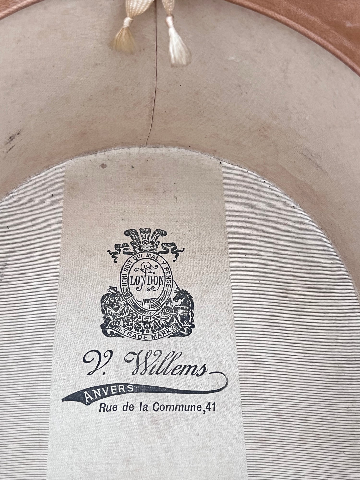 antieke hoge hoed, vintage hoge hoed, klassieke hoge hoed, hoge hoed in bewaardoos, antieke hoeden kopen, retro hoge hoeden, historisch hoofddeksel, bewaardoos hoge hoed, decoratieve vintage hoed

