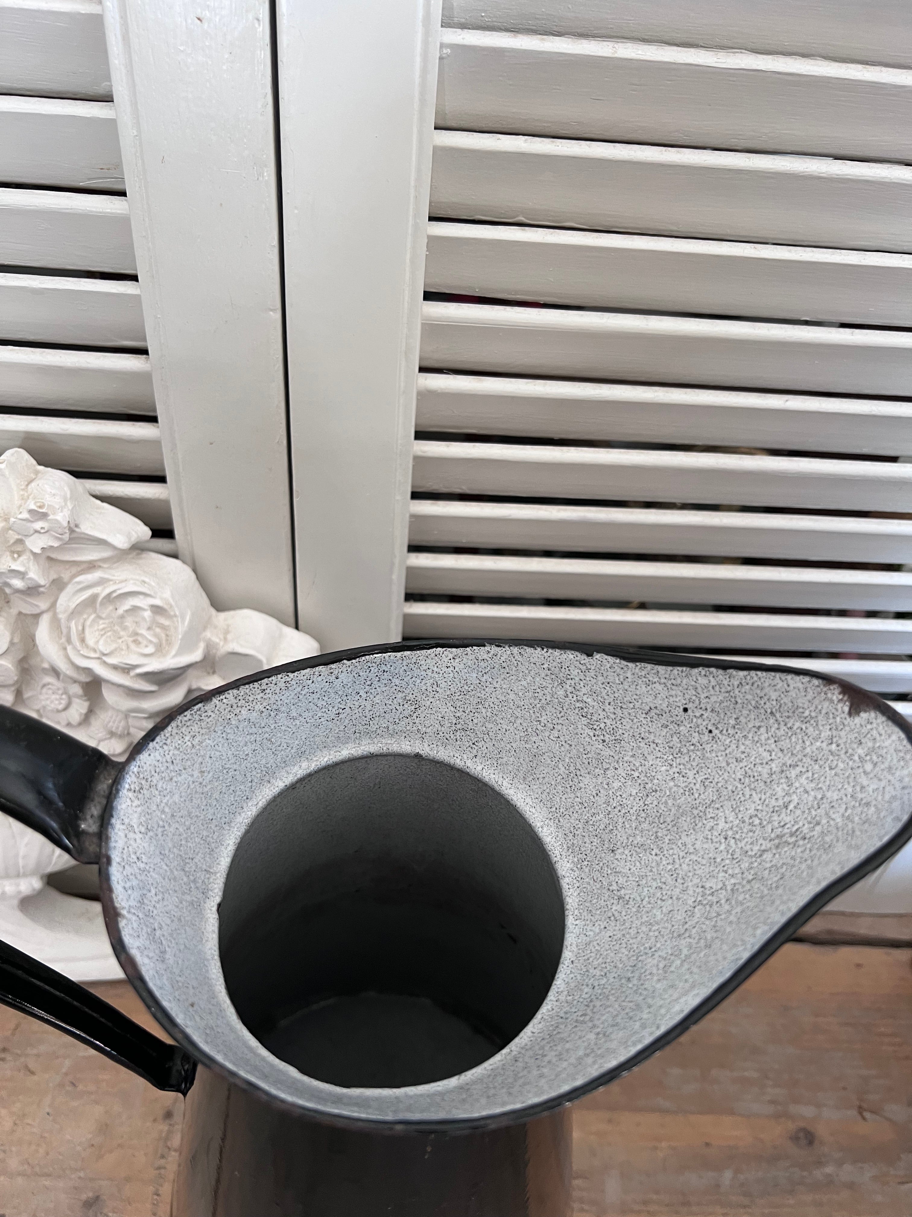 zwart emaille kan, emaille kan Frankrijk, vintage emaille kan, Franse brocante kan, antieke emaille waterkan, emaille vaas zwart, brocante keukenaccessoire, Frans emaille servies, retro emaille kan