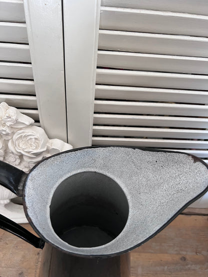 zwart emaille kan, emaille kan Frankrijk, vintage emaille kan, Franse brocante kan, antieke emaille waterkan, emaille vaas zwart, brocante keukenaccessoire, Frans emaille servies, retro emaille kan