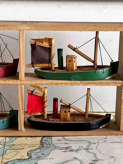 Klein houten frame met Bretonse bootjes
