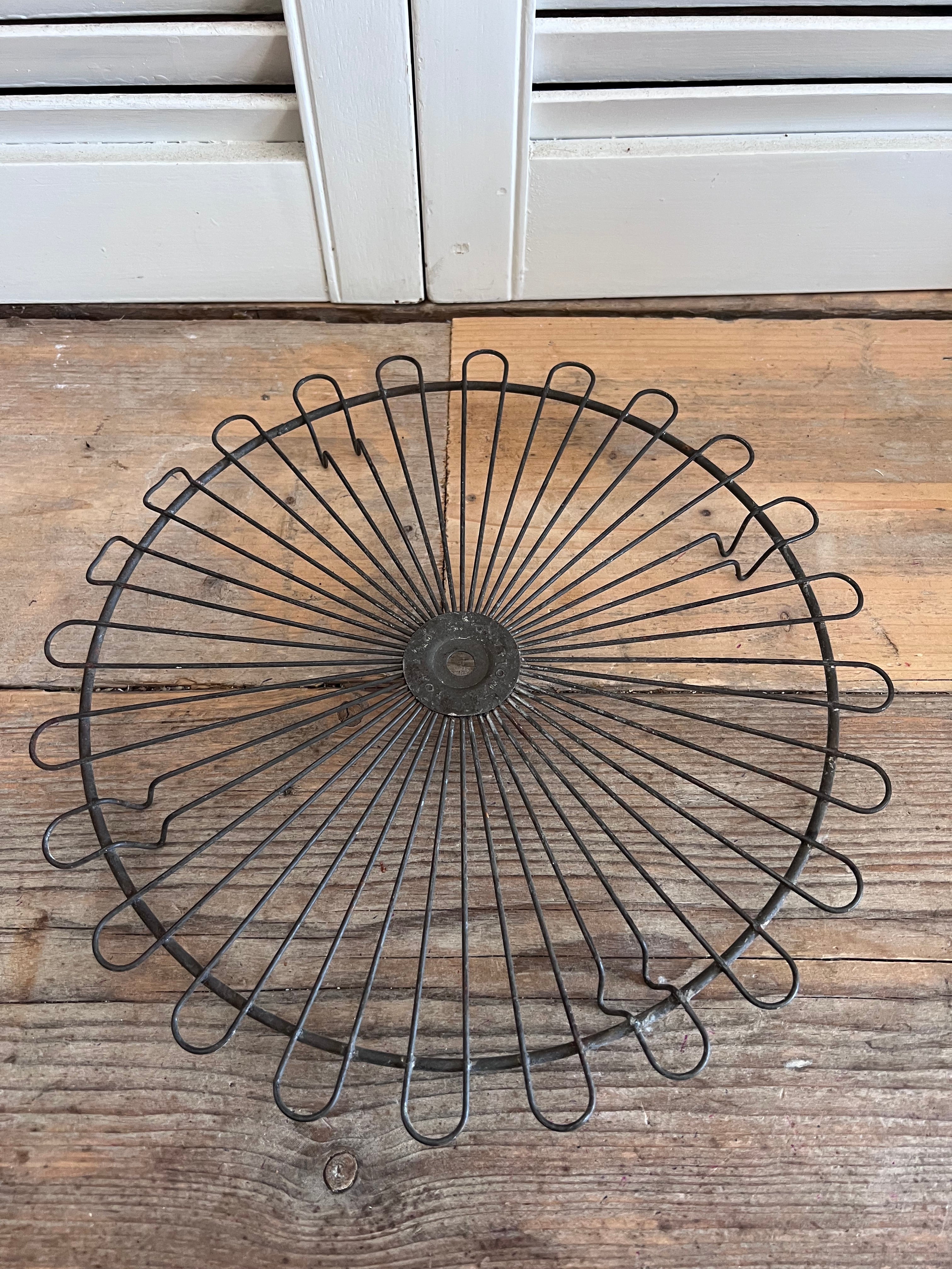 vintage Tomado taartrooster, retro taartrooster, Tomado keukenaccessoires, Nederlandse vintage design, vintage keukengerei, retro taartschaal, collectors item Tomado, jaren 50 keuken, vintage kookgerei.