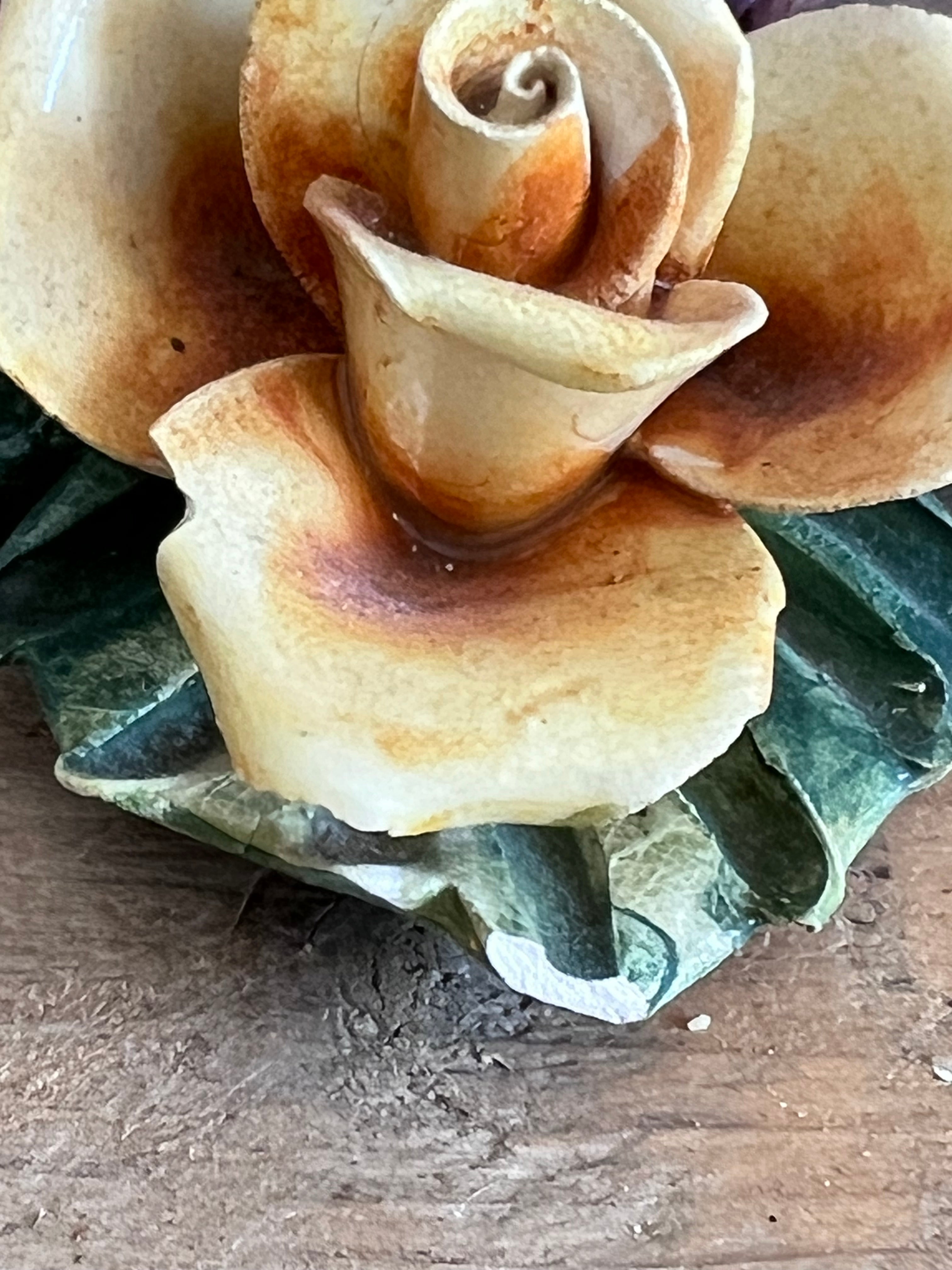 Capodimonte Bassano kandelaar met bloem en rozen, kandelaar van aardewerk, vintage kandelaar, Italiaans vintage, vrolijke kandelaar