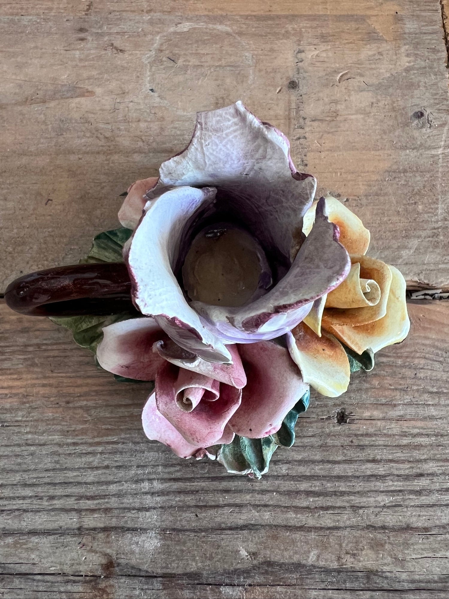 Capodimonte Bassano kandelaar met bloem en rozen, kandelaar van aardewerk, vintage kandelaar, Italiaans vintage, vrolijke kandelaar