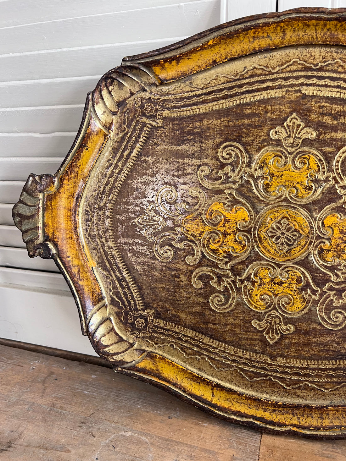  Florentijns dienblad geel, vrolijk geel dienblad, decoratief dienblad, stylish serveerblad, geel serveerplat, Frans-Italiaans design dienblad, duurzaam keukenaccessoire, tafeldecoratie geel, kleurrijk dienblad kopen, feestelijk dienblad geel. 