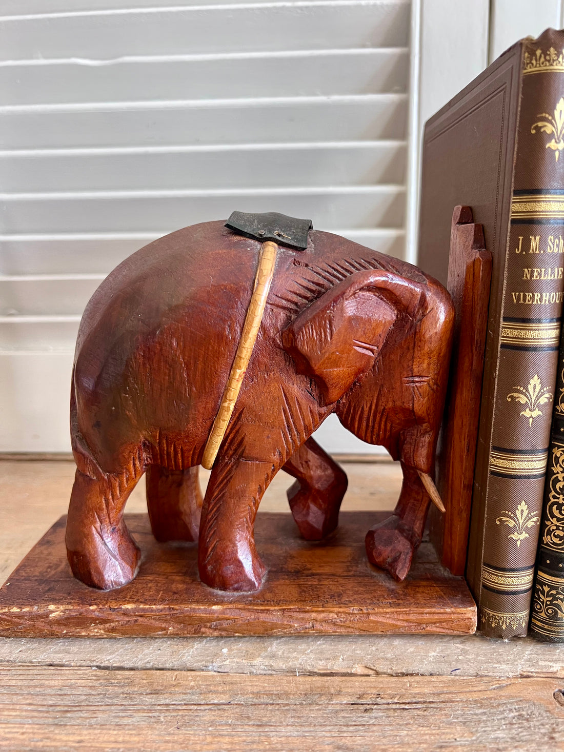 Vintage boekensteunen van hout met olifanten