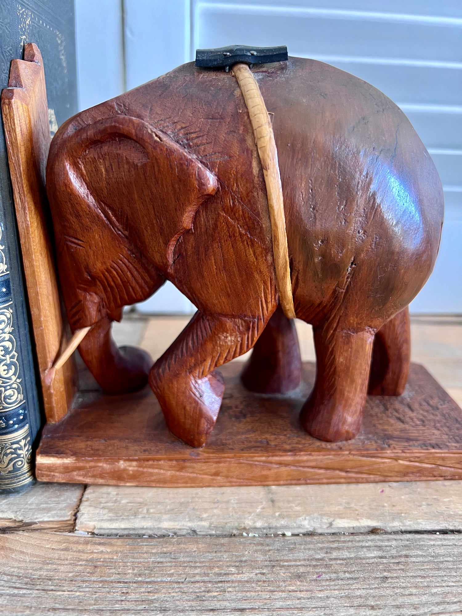Vintage boekensteunen van hout met olifanten