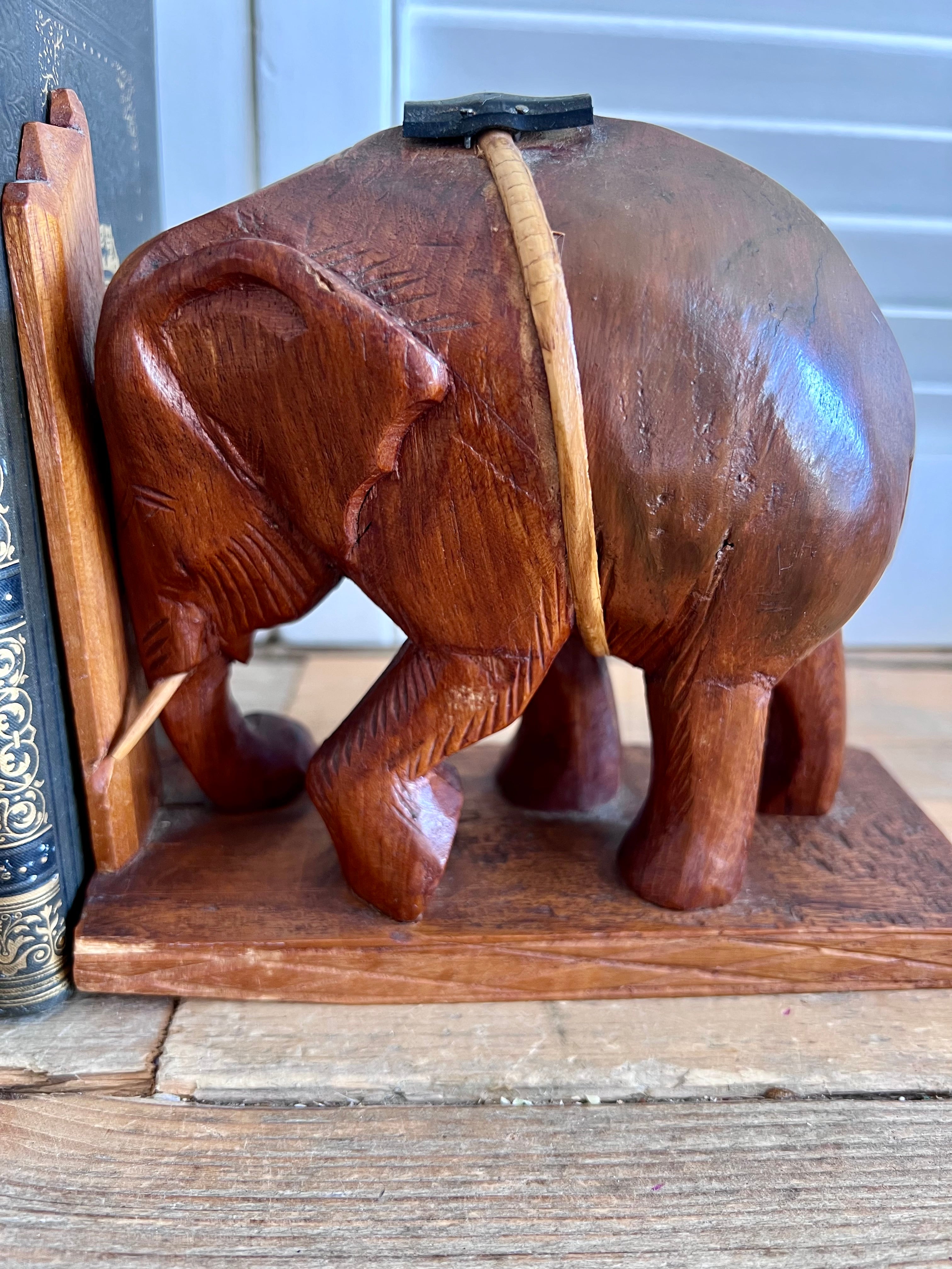Vintage boekensteunen van hout met olifanten