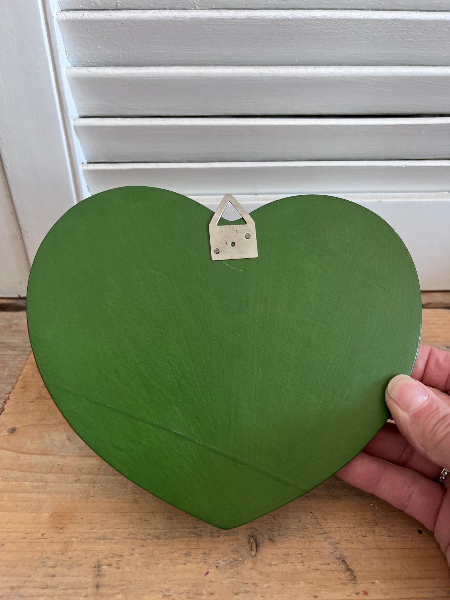 Houten folklore rekje in de vorm van een hart