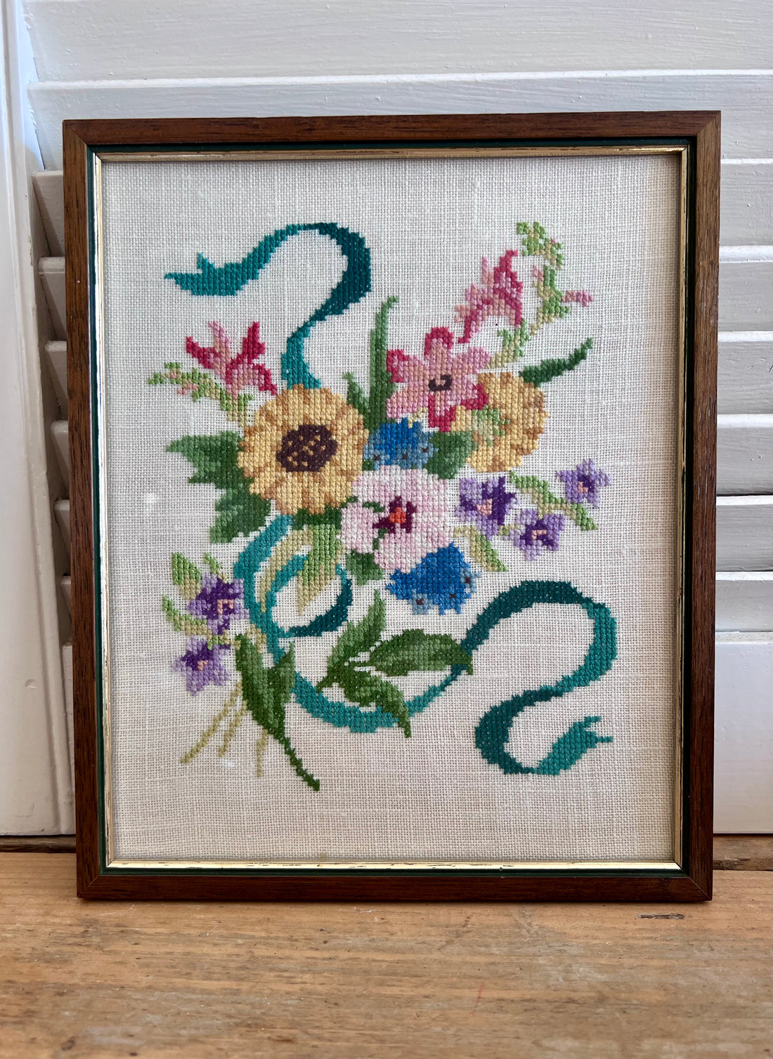 vintage bloemen borduurwerk, bloemen borduurwerk voor aan de muur, vintage wanddecoratie, jaren 60 borduurwerk, jaren 70 wanddecoratie, handgemaakt borduurwerk, retro woondecoratie, handgemaakte wanddecoratie, vintage interieur.
