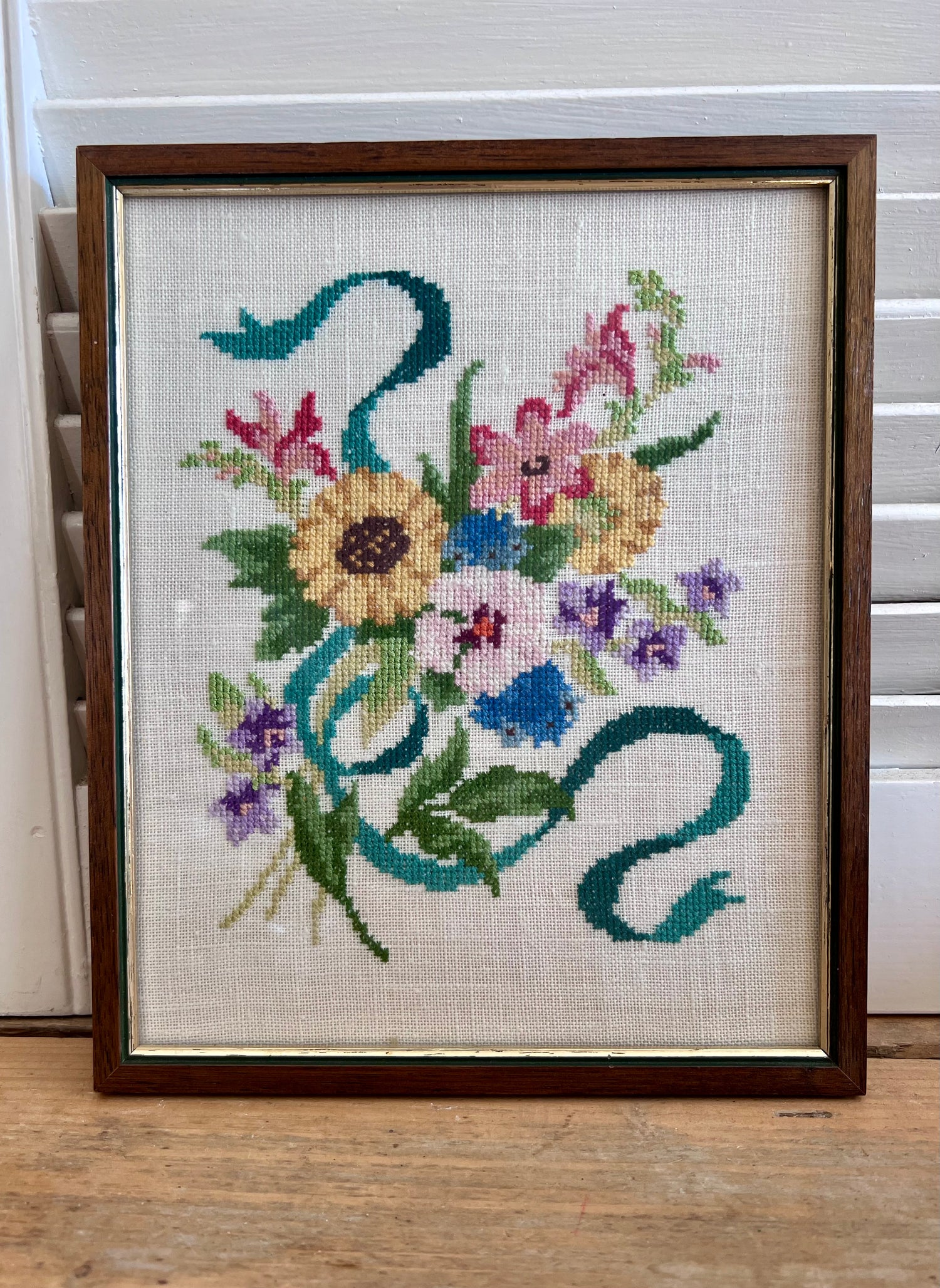 vintage bloemen borduurwerk, bloemen borduurwerk voor aan de muur, vintage wanddecoratie, jaren 60 borduurwerk, jaren 70 wanddecoratie, handgemaakt borduurwerk, retro woondecoratie, handgemaakte wanddecoratie, vintage interieur.