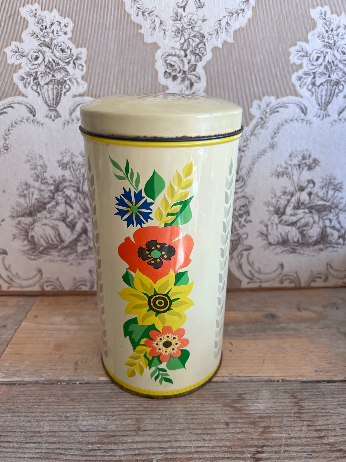 Jaren 60 Verkade beschuitbus, vintage Verkade beschuitbus, Verkade beschuitbus met bloemen, retro keukendecoratie, vintage keukenaccessoires, Verkade memorabilia, jaren 60 retro decor, vintage beschuitbus.