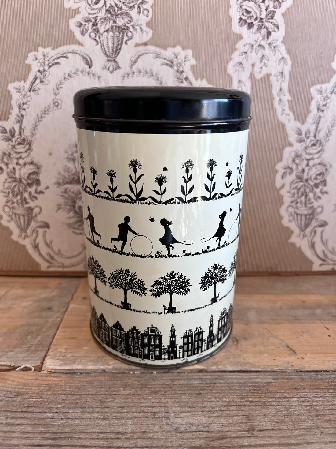 Tomado voorraadbus, vintage voorraadbus, voorraadbus zwart beige, Tomado voorraadbus met kinderen, retro voorraadbus, voorraadbus keuken, lucht- en vochtdichte voorraadbus, decoratieve voorraadbus.