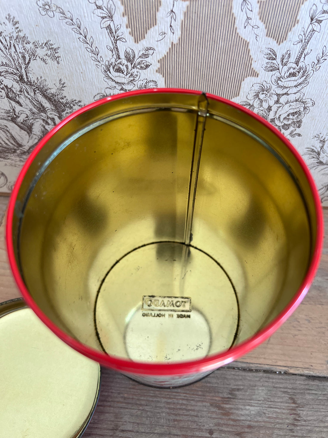 Tomado voorraadbus, vintage voorraadbus, voorraadbus roodt beige, Tomado voorraadbus met kinderen, retro voorraadbus, voorraadbus keuken, lucht- en vochtdichte voorraadbus, decoratieve voorraadbus.