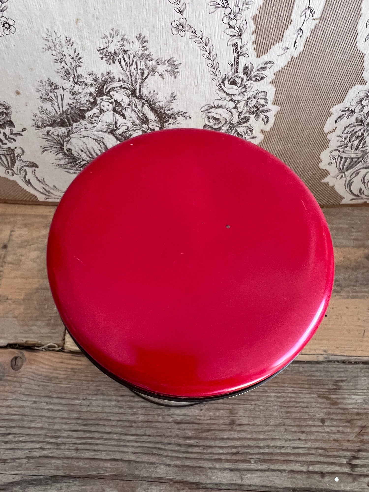 Tomado voorraadbus, vintage voorraadbus, voorraadbus roodt beige, Tomado voorraadbus met kinderen, retro voorraadbus, voorraadbus keuken, lucht- en vochtdichte voorraadbus, decoratieve voorraadbus.