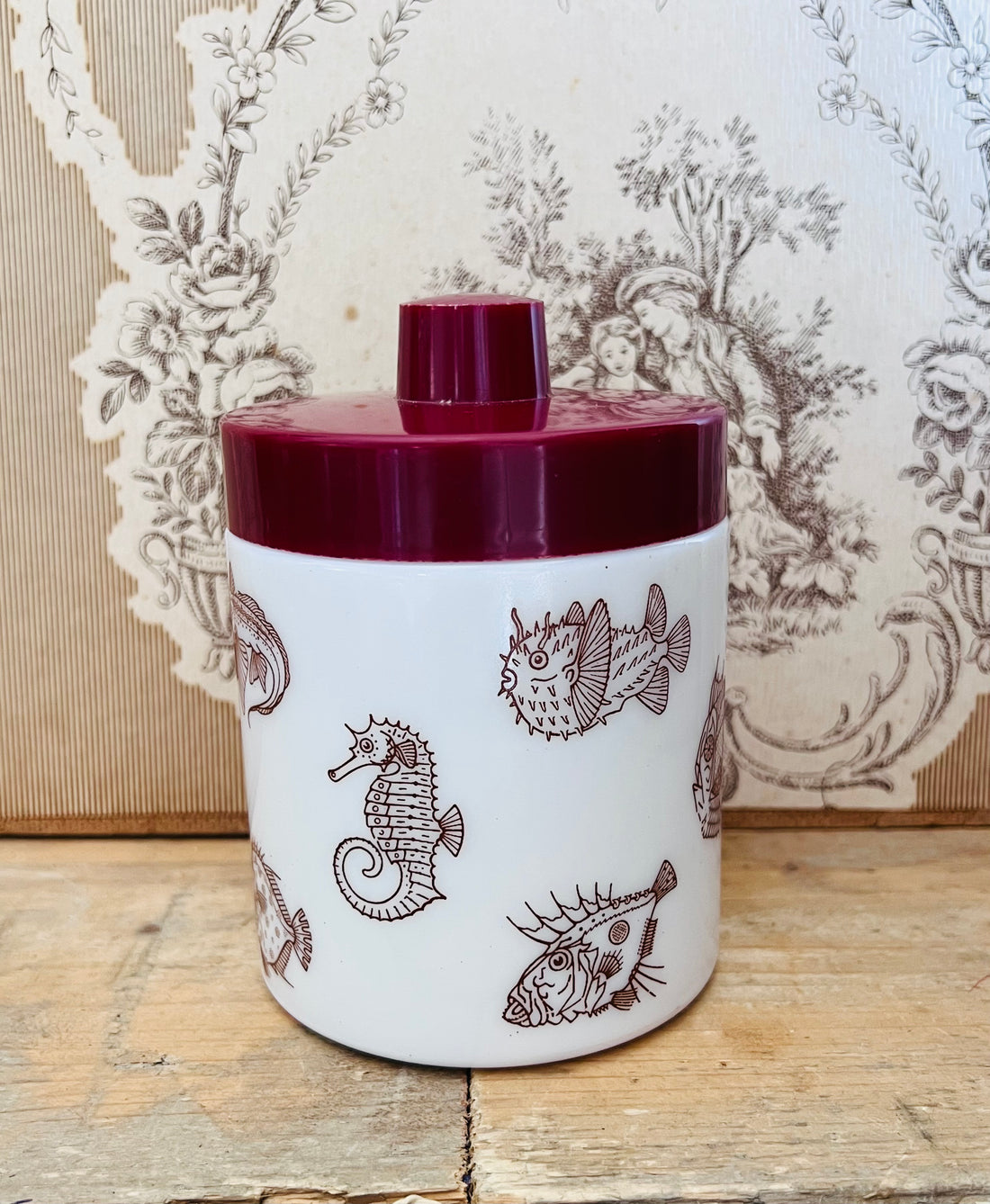 Jaren 70 voorraadpot, Douwe Egberts mocca pot, vintage voorraadpot, opaline glas voorraadpot, jaren 70 keukenaccessoire, retro voorraadpot, melanine deksel pot, vintage koffiepot, zeedieren opdruk voorraadpot, nostalgische voorraadpot.