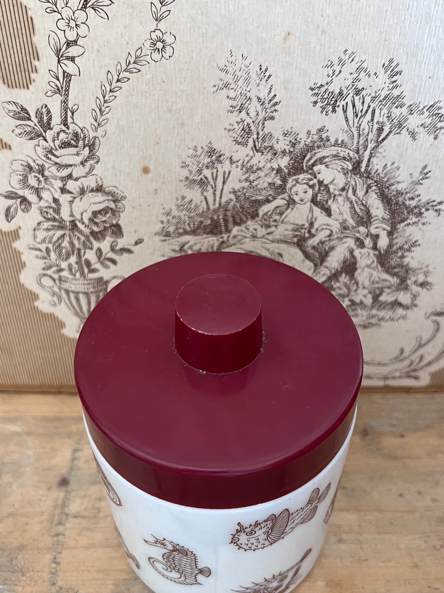 Jaren 70 voorraadpot, Douwe Egberts mocca pot, vintage voorraadpot, opaline glas voorraadpot, jaren 70 keukenaccessoire, retro voorraadpot, melanine deksel pot, vintage koffiepot, zeedieren opdruk voorraadpot, nostalgische voorraadpot.