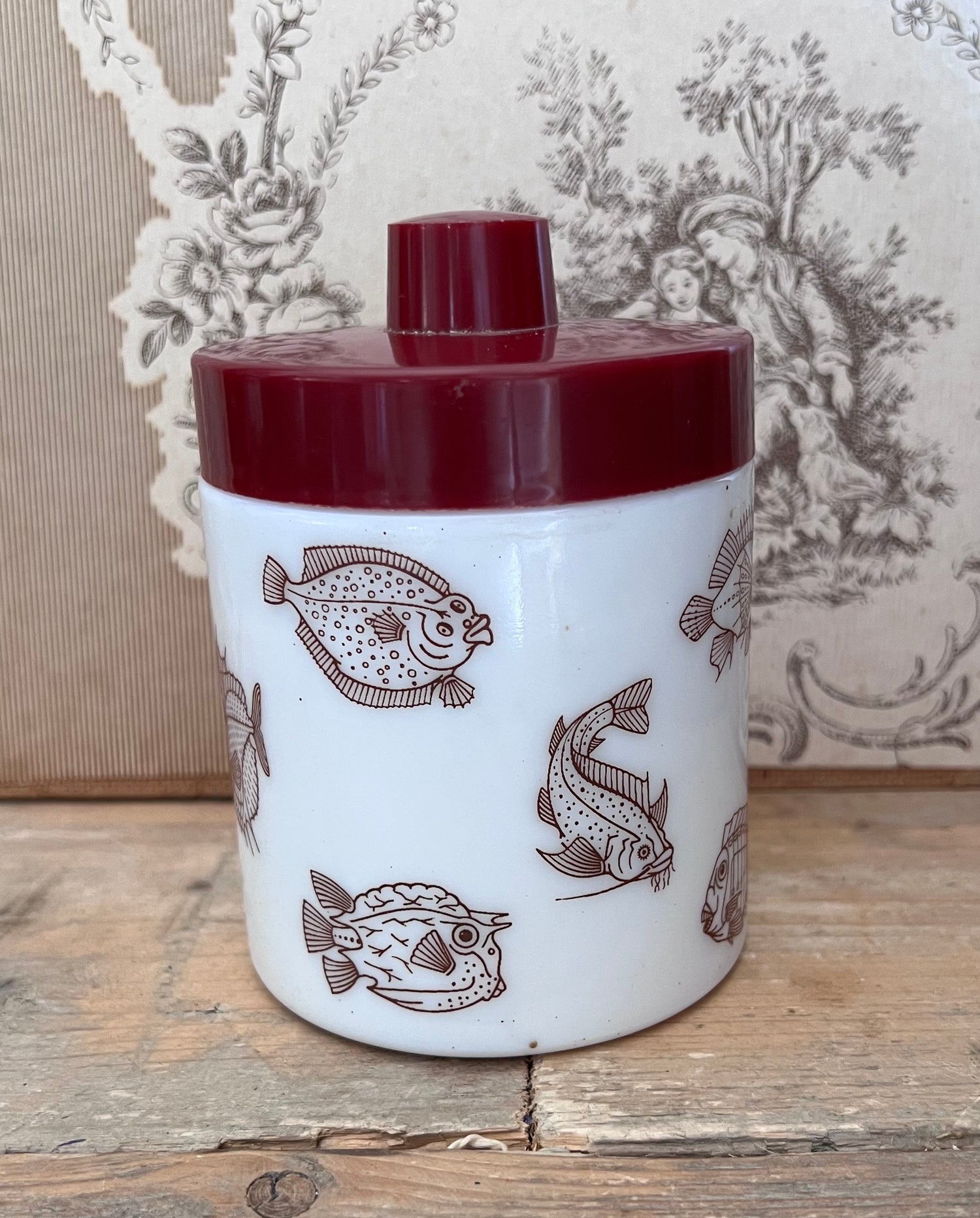 Jaren 70 voorraadpot, Douwe Egberts mocca pot, vintage voorraadpot, opaline glas voorraadpot, jaren 70 keukenaccessoire, retro voorraadpot, melanine deksel pot, vintage koffiepot, zeedieren opdruk voorraadpot, nostalgische voorraadpot.