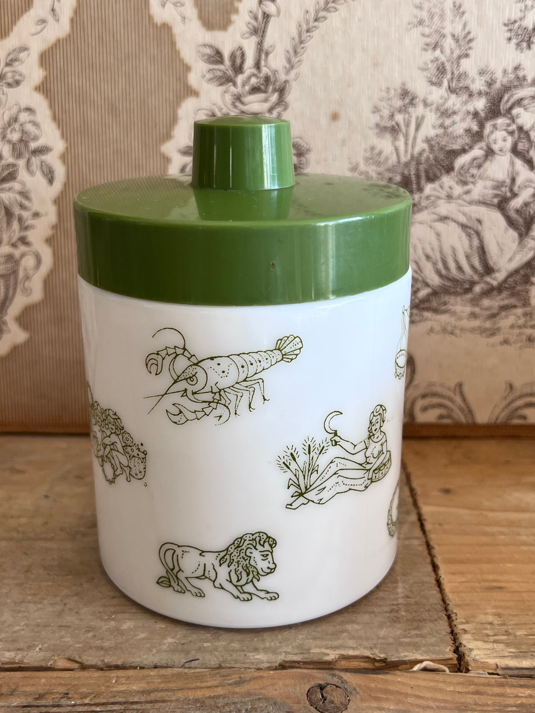 Jaren 70 voorraadpot, Douwe Egberts mocca pot, vintage voorraadpot, opaline glas voorraadpot, jaren 70 keukenaccessoire, retro voorraadpot, melanine deksel pot, vintage koffiepot, zeedieren opdruk voorraadpot, nostalgische voorraadpot.