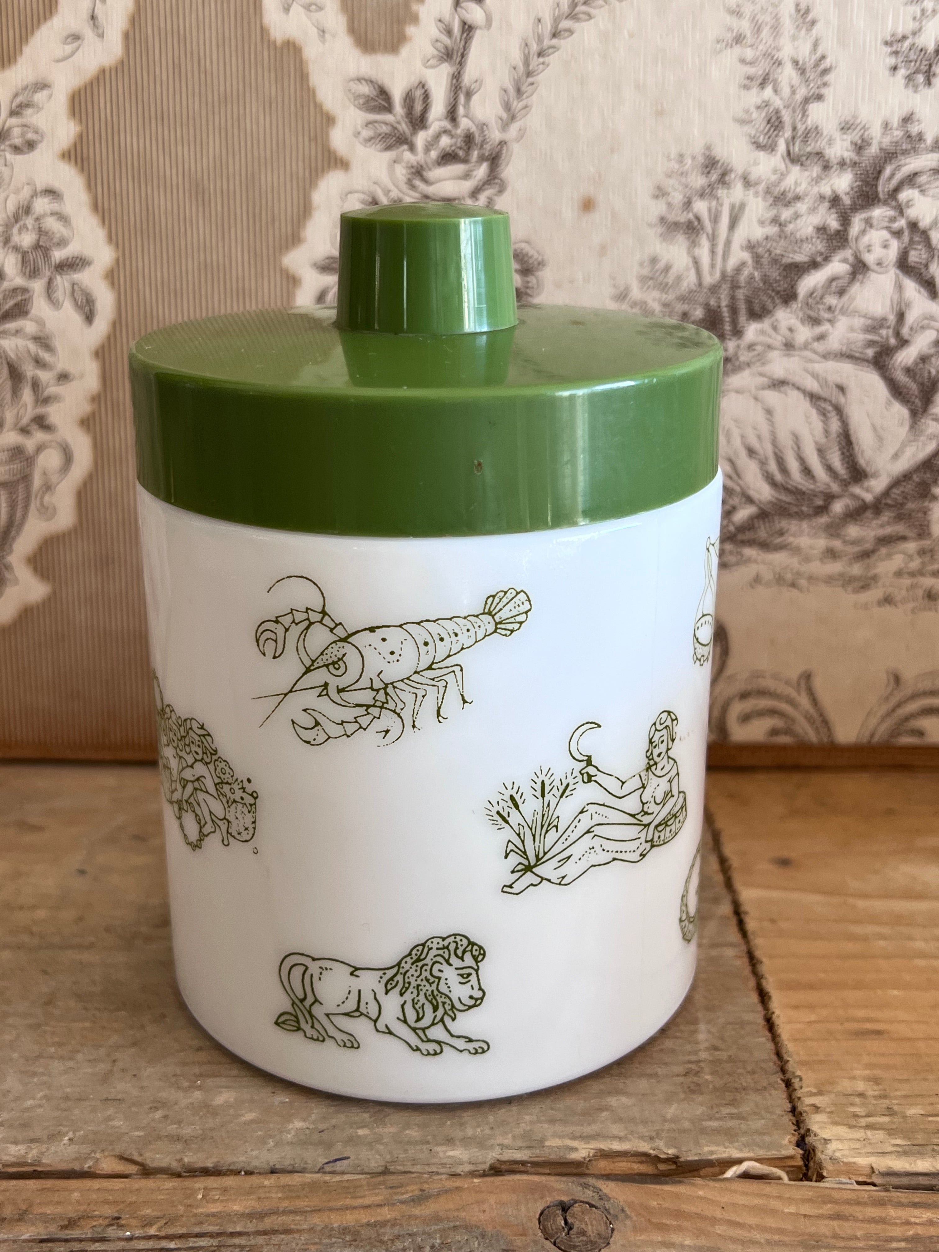 Jaren 70 voorraadpot, Douwe Egberts mocca pot, vintage voorraadpot, opaline glas voorraadpot, jaren 70 keukenaccessoire, retro voorraadpot, melanine deksel pot, vintage koffiepot, zeedieren opdruk voorraadpot, nostalgische voorraadpot.