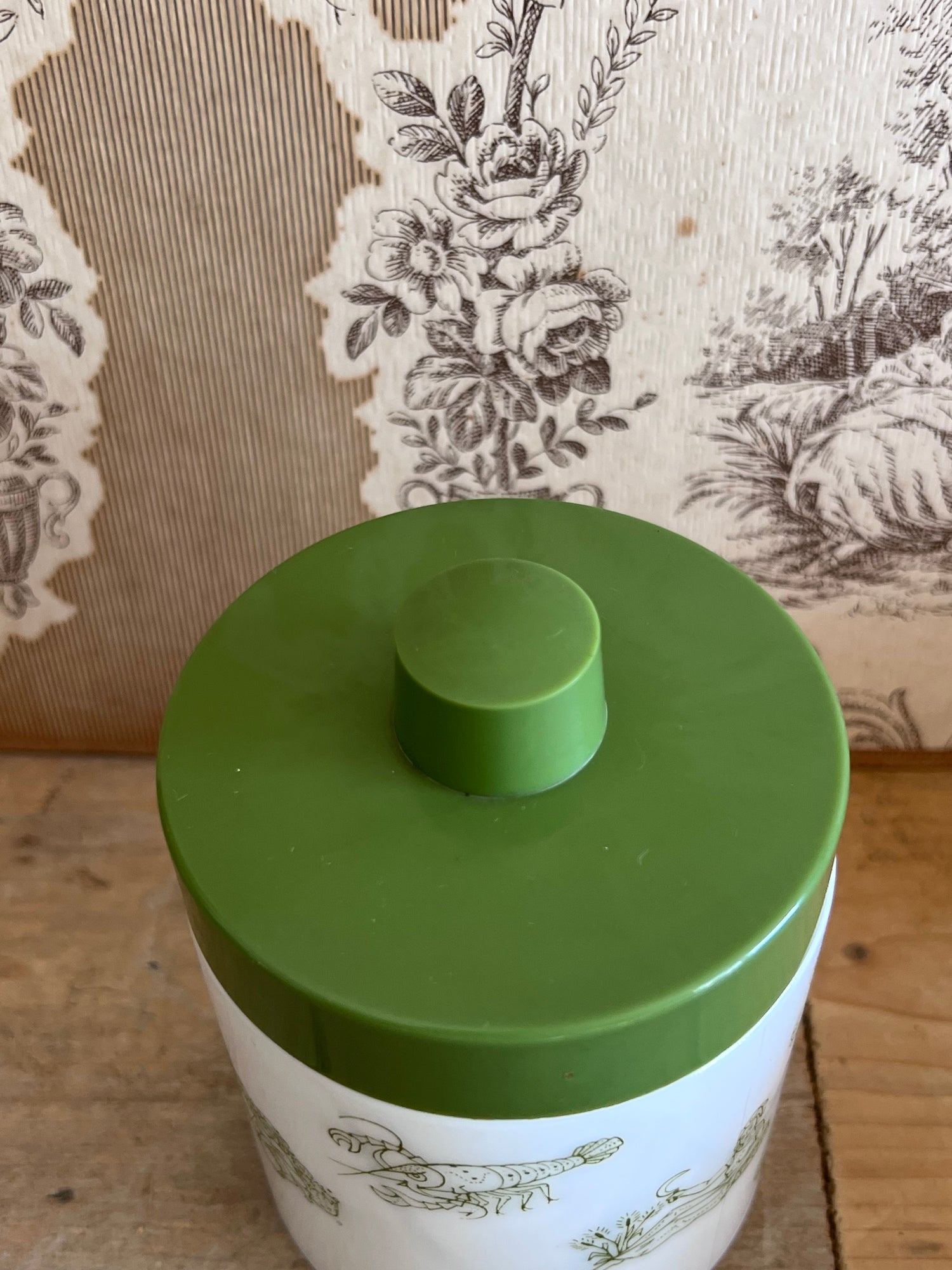 Jaren 70 voorraadpot, Douwe Egberts mocca pot, vintage voorraadpot, opaline glas voorraadpot, jaren 70 keukenaccessoire, retro voorraadpot, melanine deksel pot, vintage koffiepot, zeedieren opdruk voorraadpot, nostalgische voorraadpot.